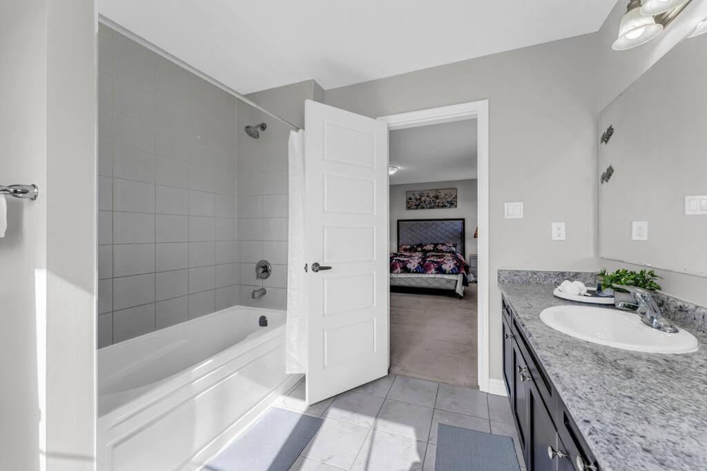 Cambridge Vacations - Luxurious  Bright 4 Bedrooms and Den Corner House - Property Image 1