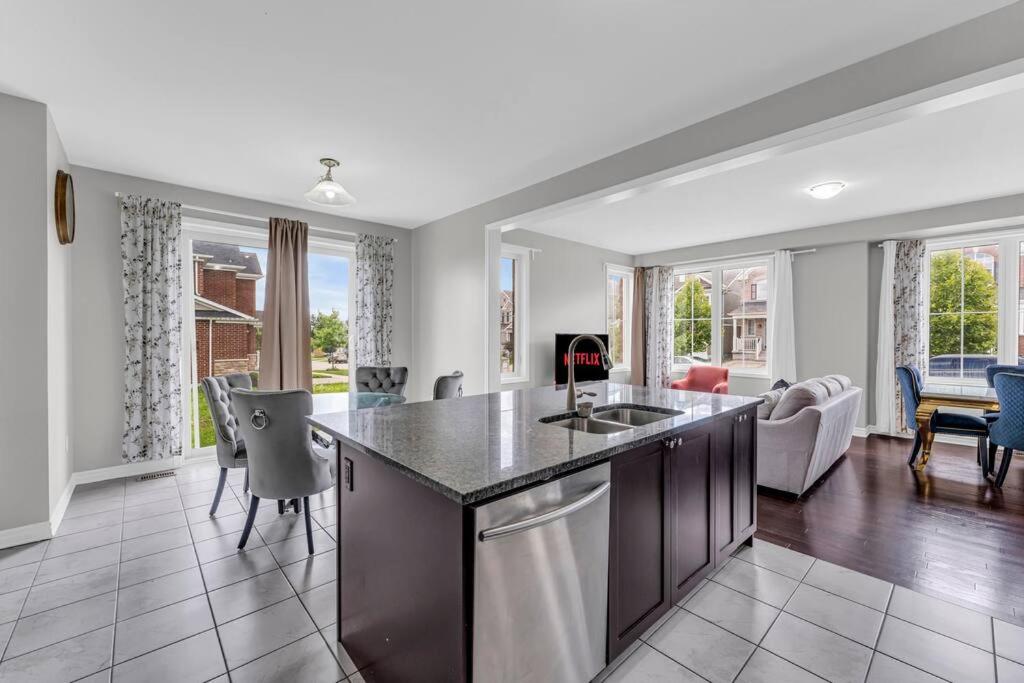 Cambridge Vacations - Luxurious  Bright 4 Bedrooms and Den Corner House - Property Image 17