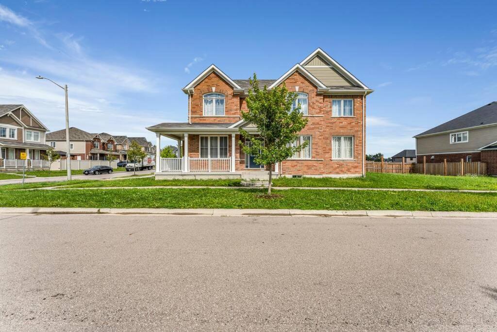 Cambridge Vacations - Luxurious  Bright 4 Bedrooms and Den Corner House - Property Image 19