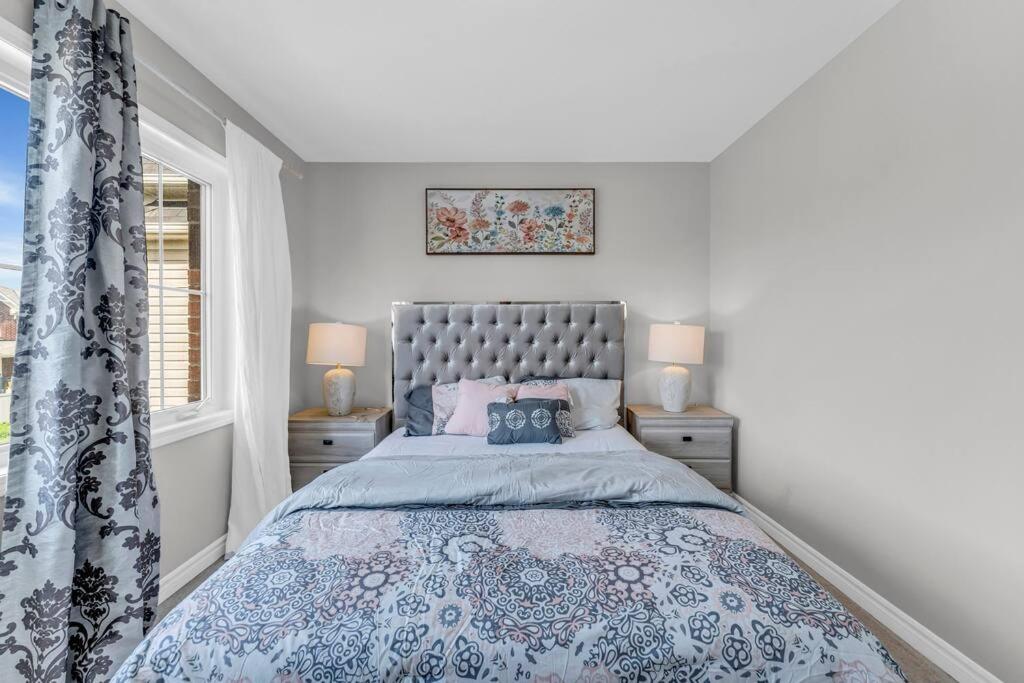 Cambridge Vacations - Luxurious  Bright 4 Bedrooms and Den Corner House - Property Image 27