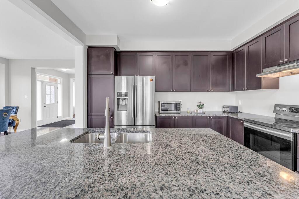 Cambridge Vacations - Luxurious  Bright 4 Bedrooms and Den Corner House - Property Image 22