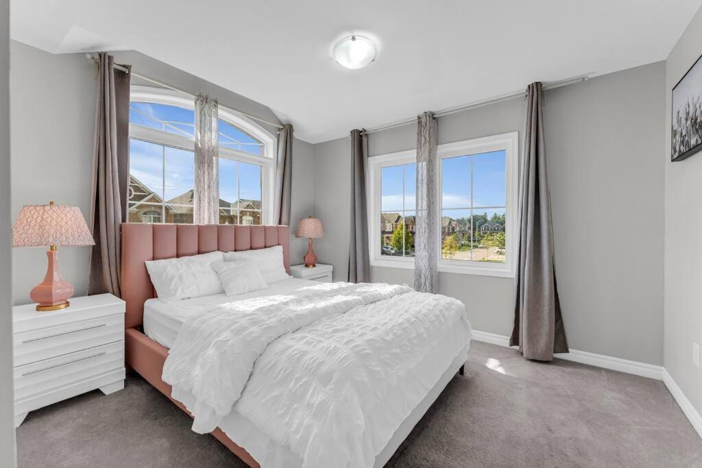 Cambridge Vacations - Luxurious  Bright 4 Bedrooms and Den Corner House - Property Image 23