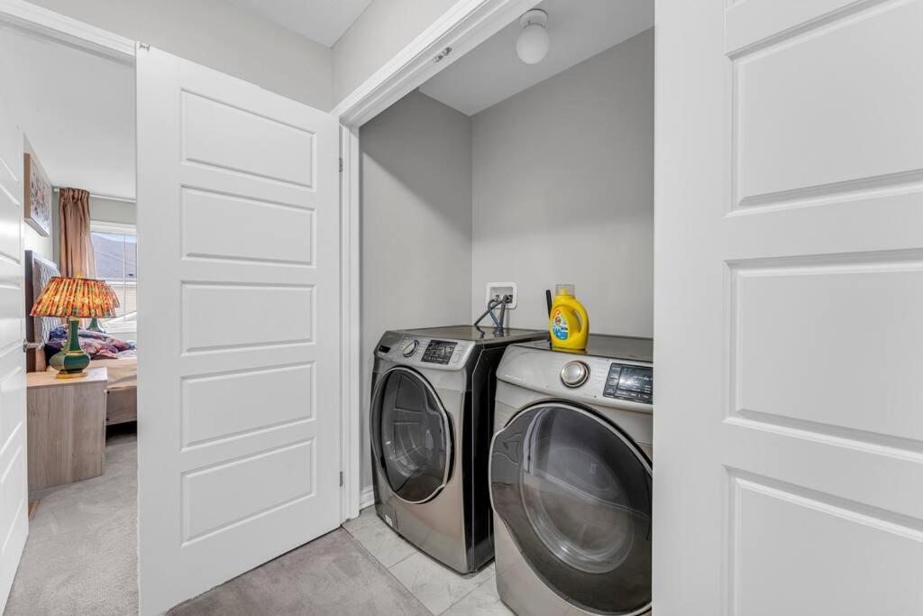 Cambridge Vacations - Luxurious  Bright 4 Bedrooms and Den Corner House - Property Image 24