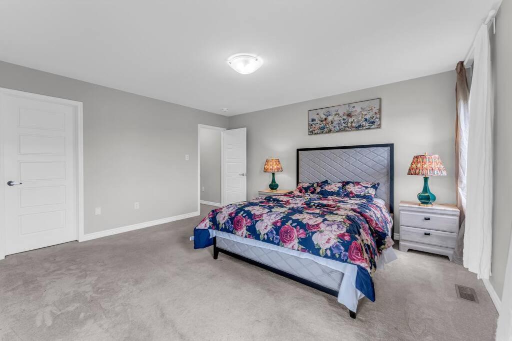 Cambridge Vacations - Luxurious  Bright 4 Bedrooms and Den Corner House - Property Image 25