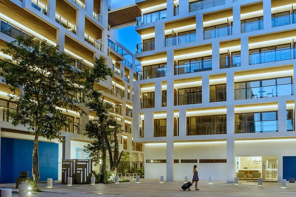 dnh accommodation, stylish condo, central location & impressive pools