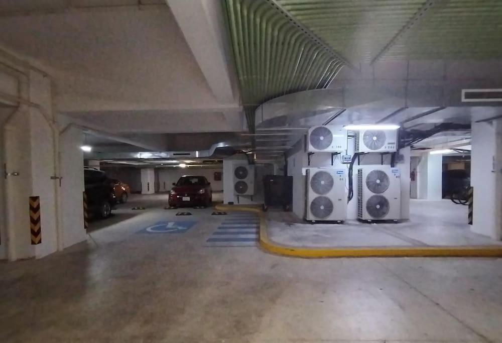 dnh accommodation, stylish condo, central location & impressive pools