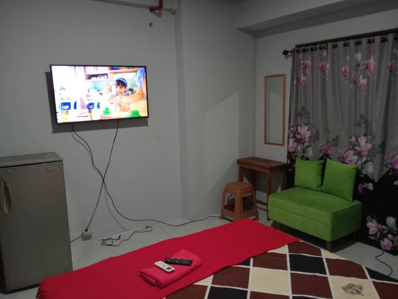 Victory Room at Riverdale Apartment view 4