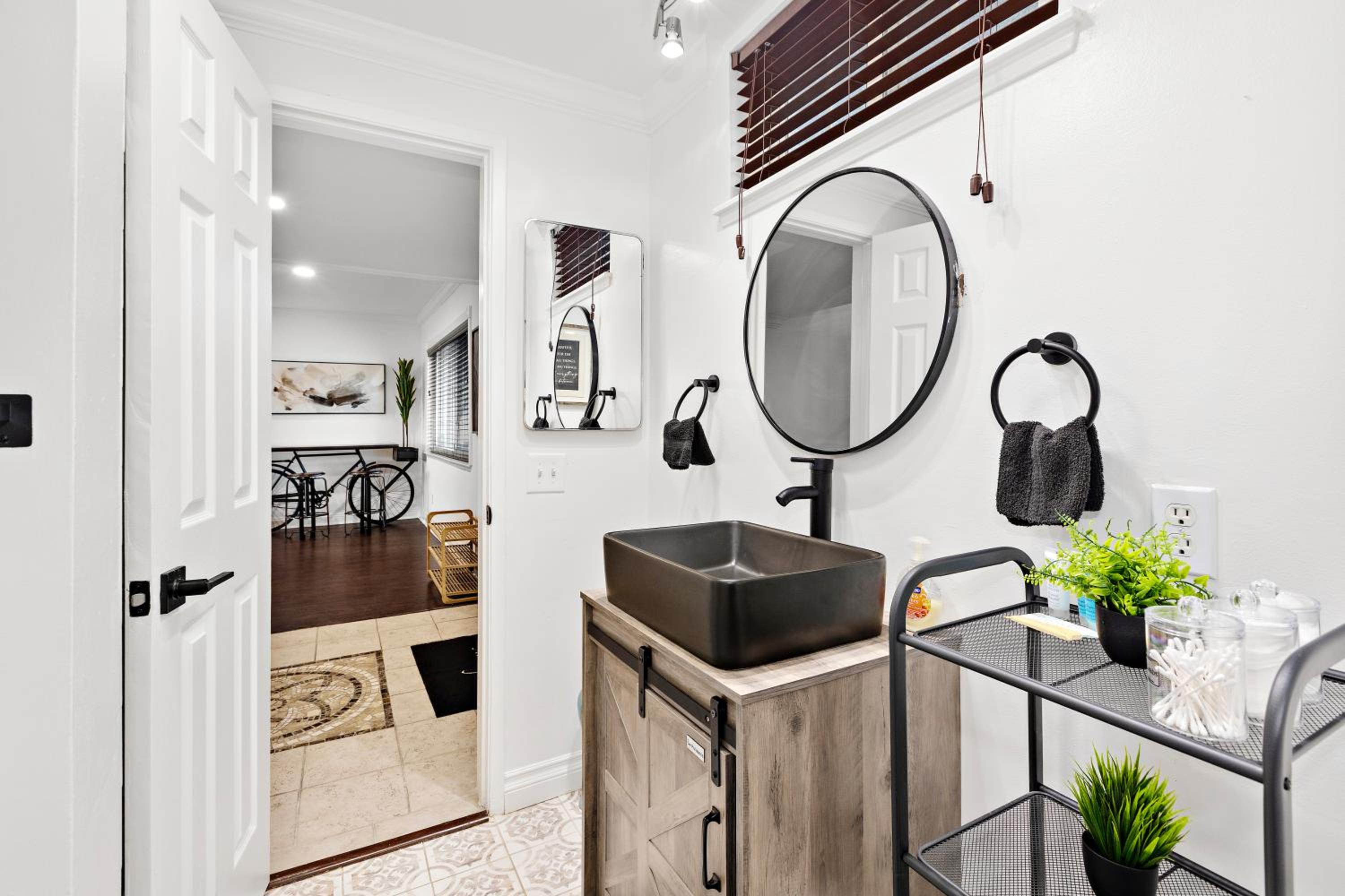 Villa Oasis: Unrivaled Views & Endless Space