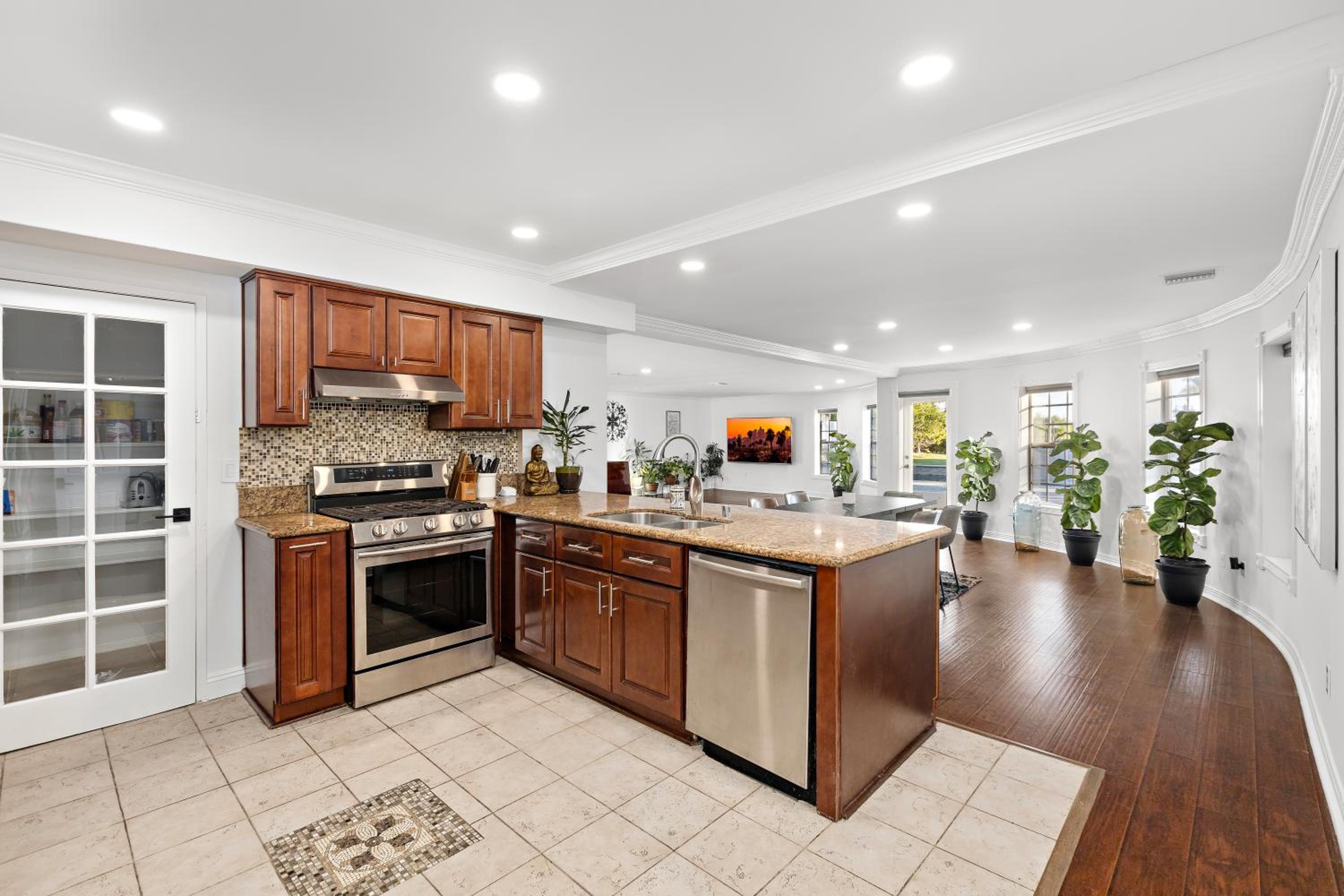 Villa Oasis: Unrivaled Views & Endless Space
