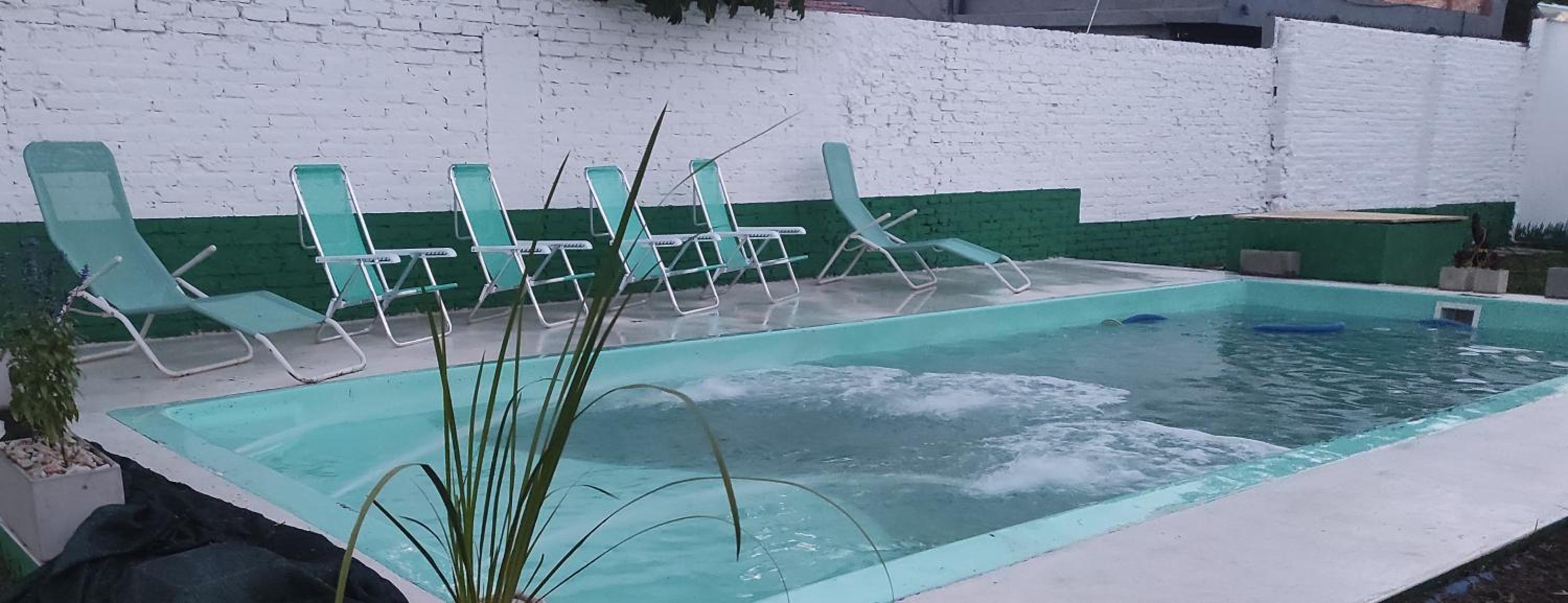 casa con garaje rejas pileta y camaras a 24 minutos del aeropuerto Ezeiza Amplio parque para mascotas tranfer las 24 horas