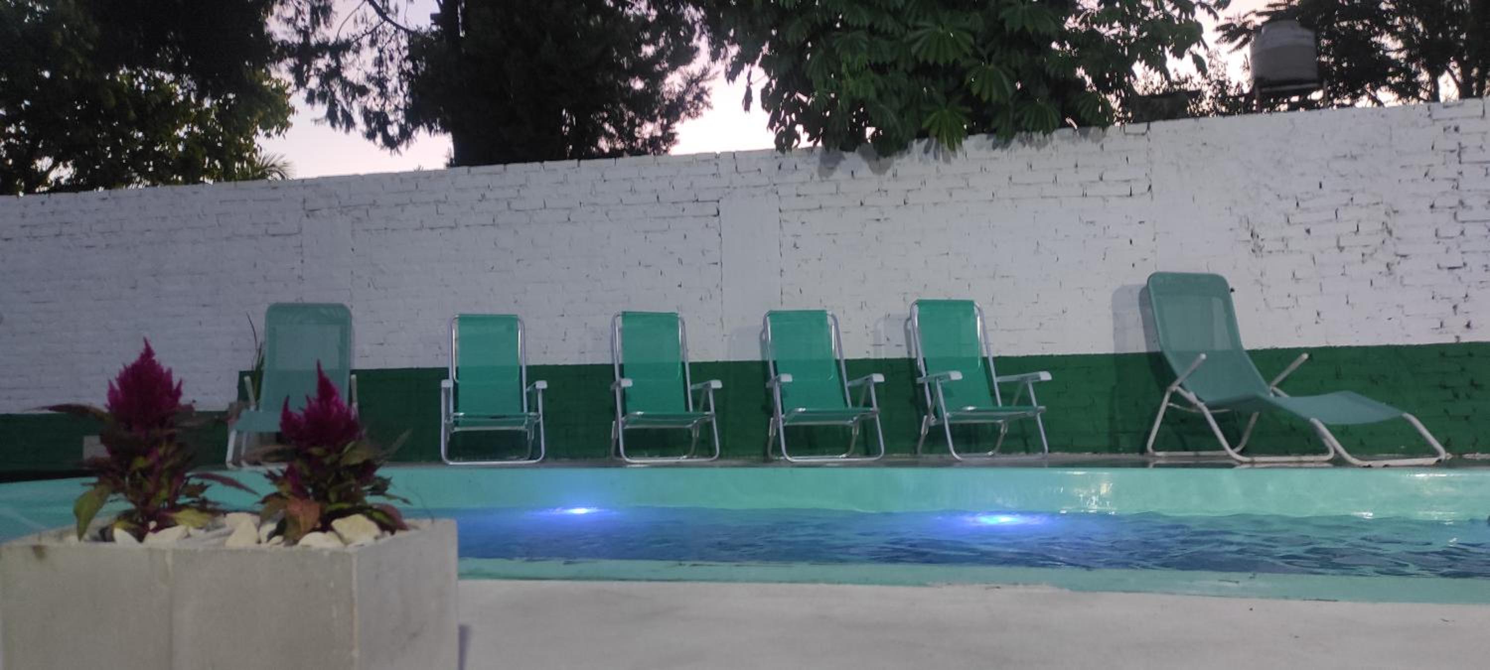 casa con garaje rejas pileta y camaras a 24 minutos del aeropuerto Ezeiza Amplio parque para mascotas tranfer las 24 horas