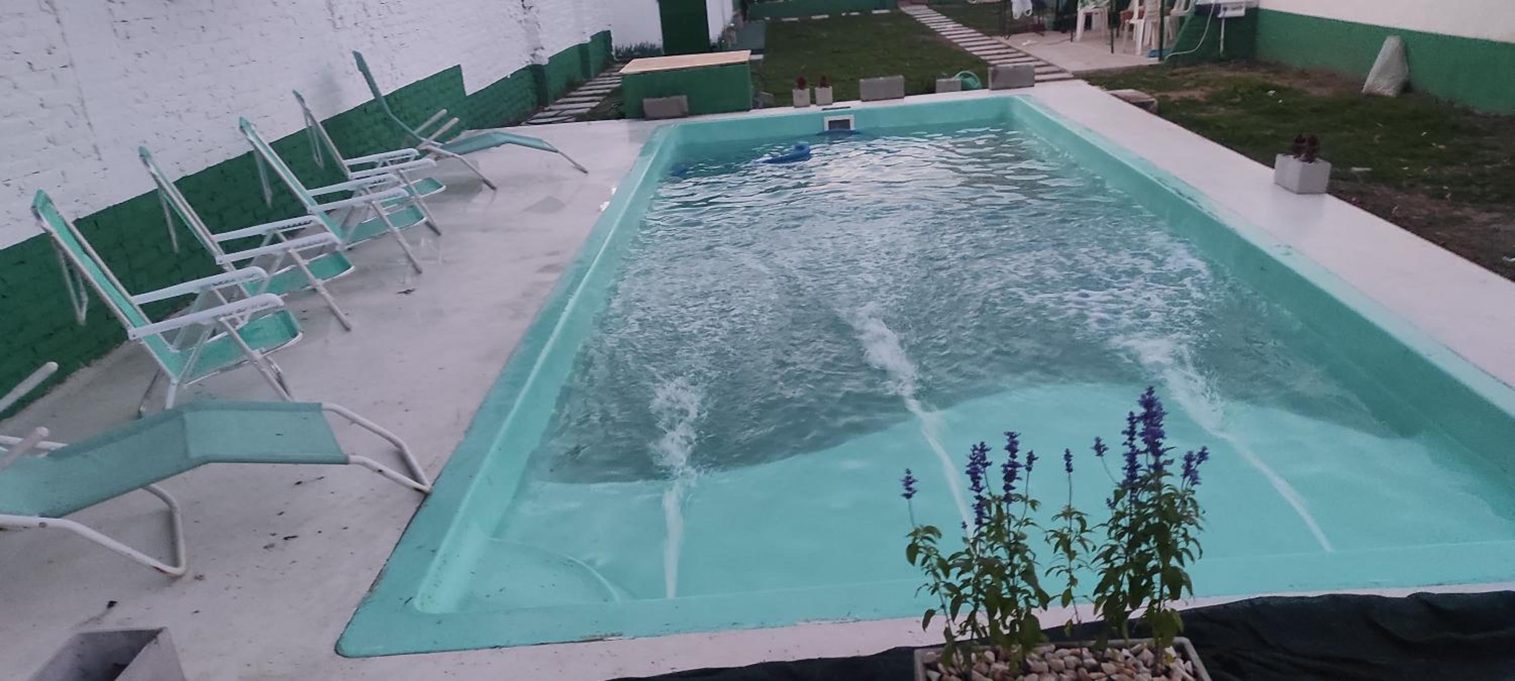 casa con garaje rejas pileta y camaras a 24 minutos del aeropuerto Ezeiza Amplio parque para mascotas tranfer las 24 horas