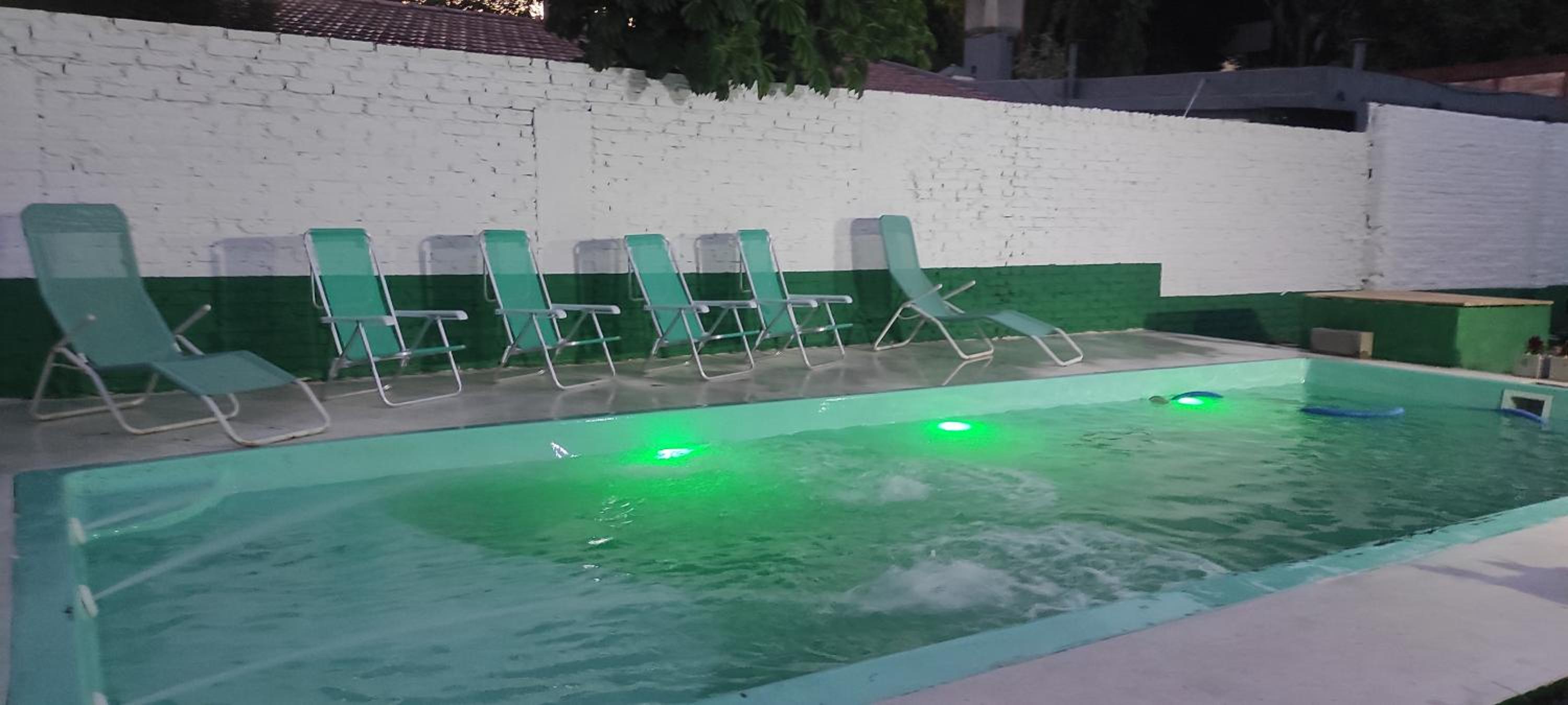 Casa con pileta a 21 minutos de aeropuerto de Ezeiza tranfer opcional las 24 horas amplio parque para mascotas
