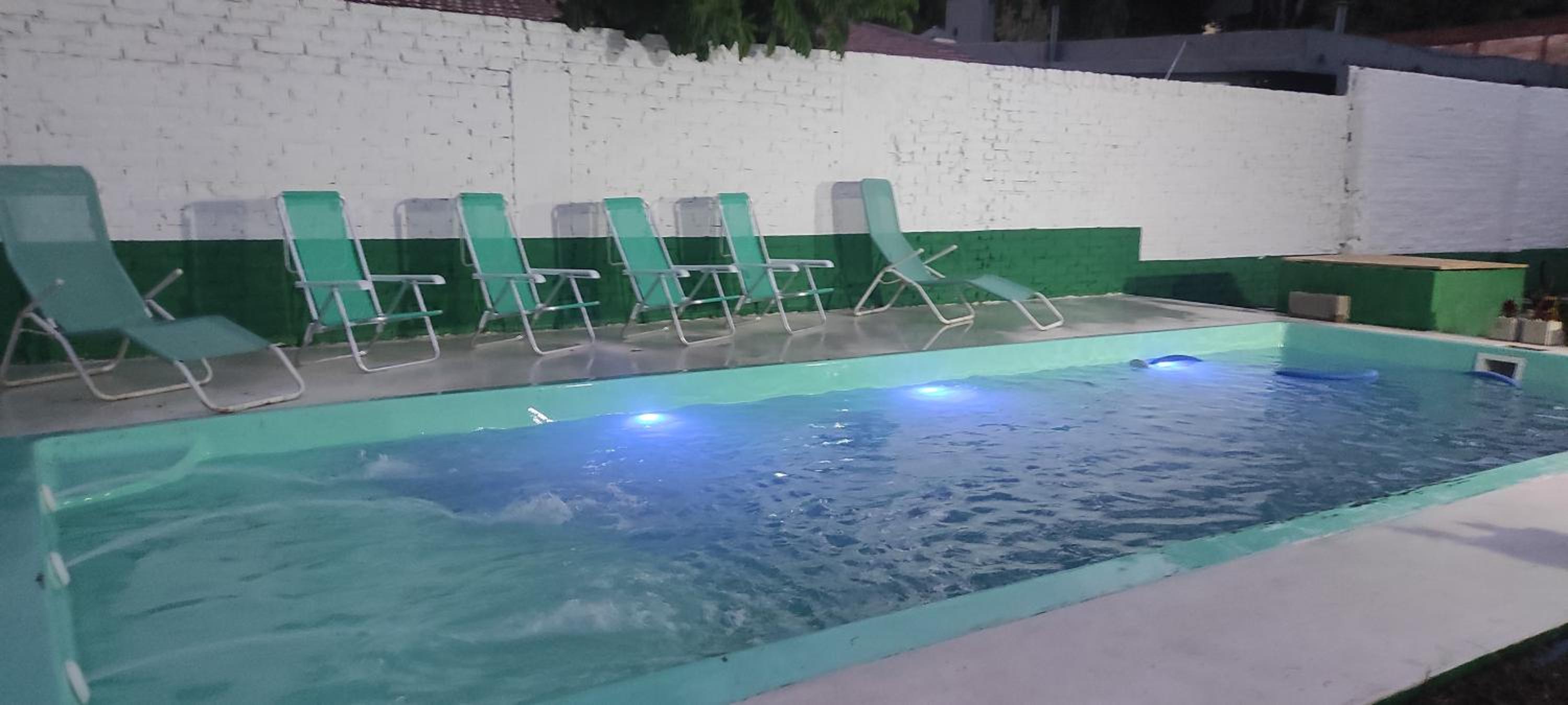 Casa con pileta a 21 minutos de aeropuerto de Ezeiza tranfer opcional las 24 horas amplio parque para mascotas