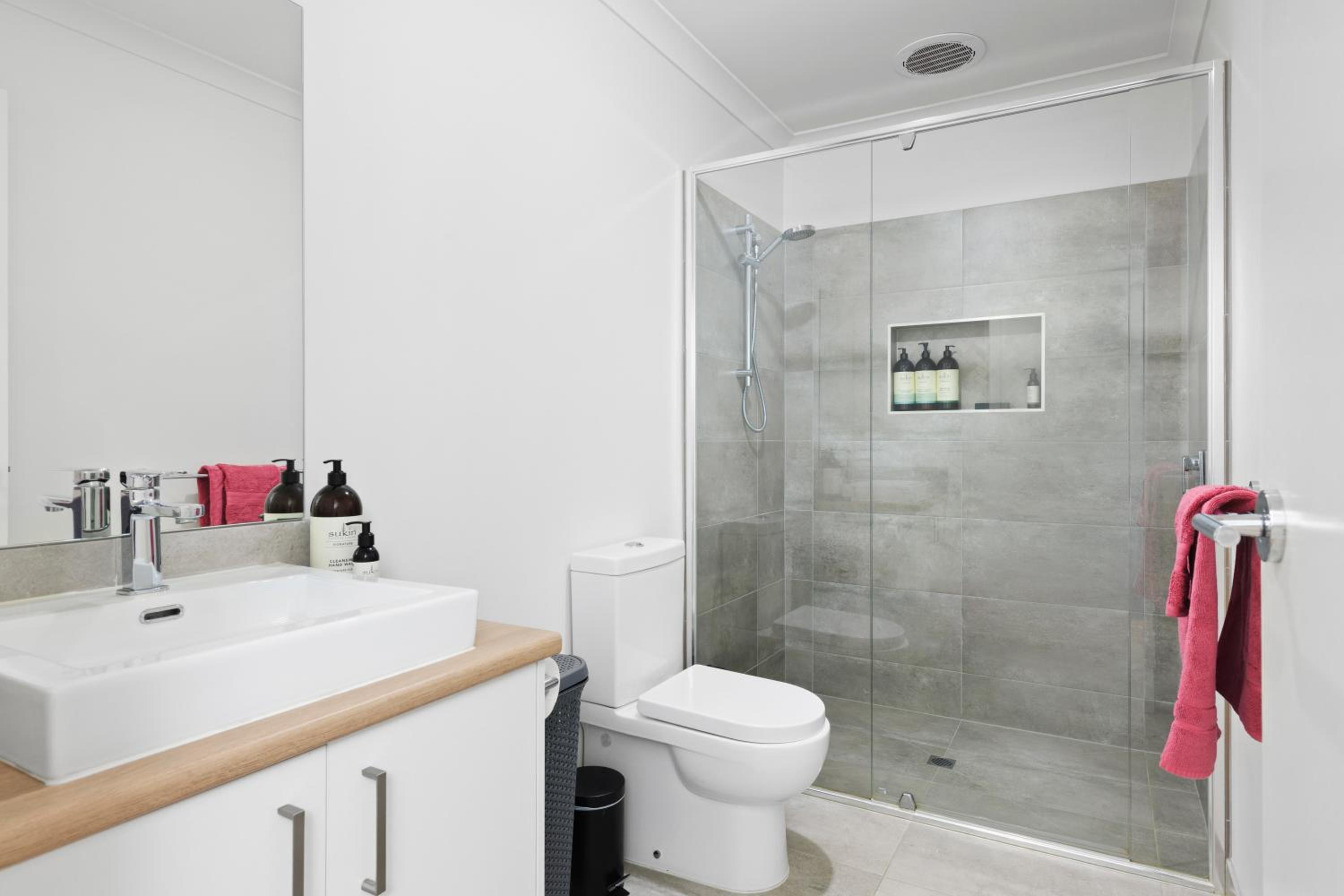 Kismet 3 bedroom luxury townhouse secure back yard walk to the beach and shops Family friendly Double garage parking WIFI