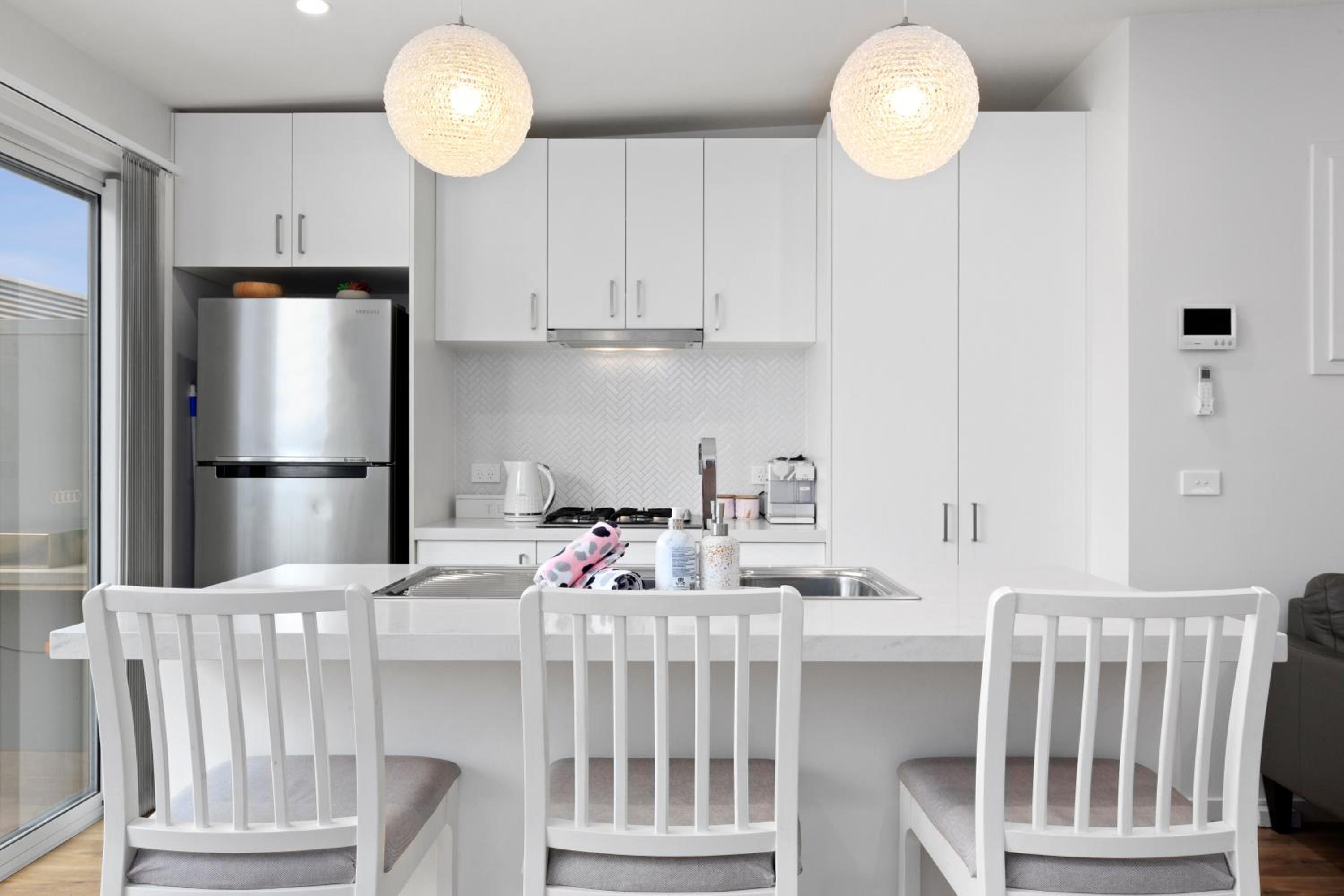 Kismet 3 bedroom luxury townhouse secure back yard walk to the beach and shops Family friendly Double garage parking WIFI