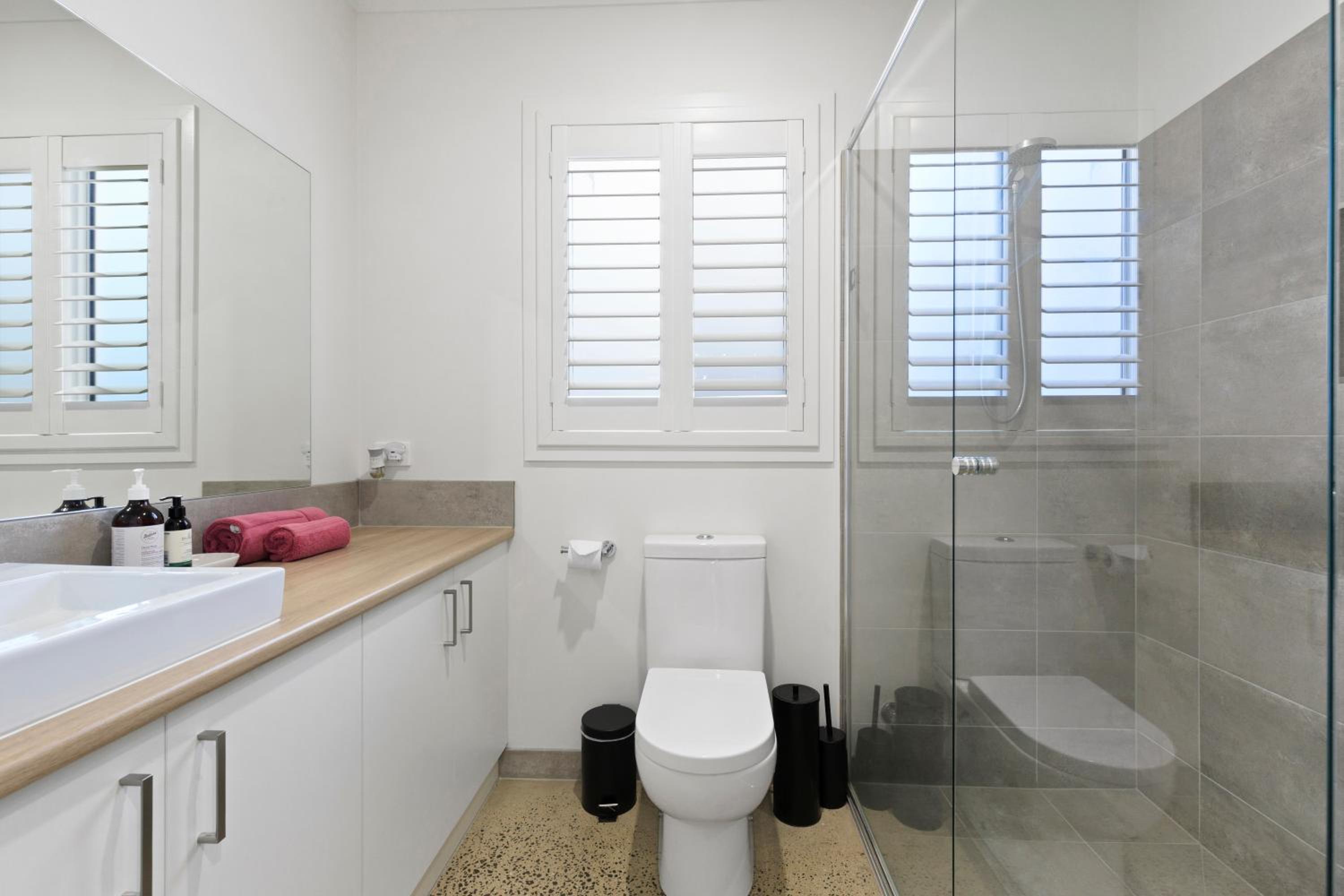 Kismet 3 bedroom luxury townhouse secure back yard walk to the beach and shops Family friendly Double garage parking WIFI