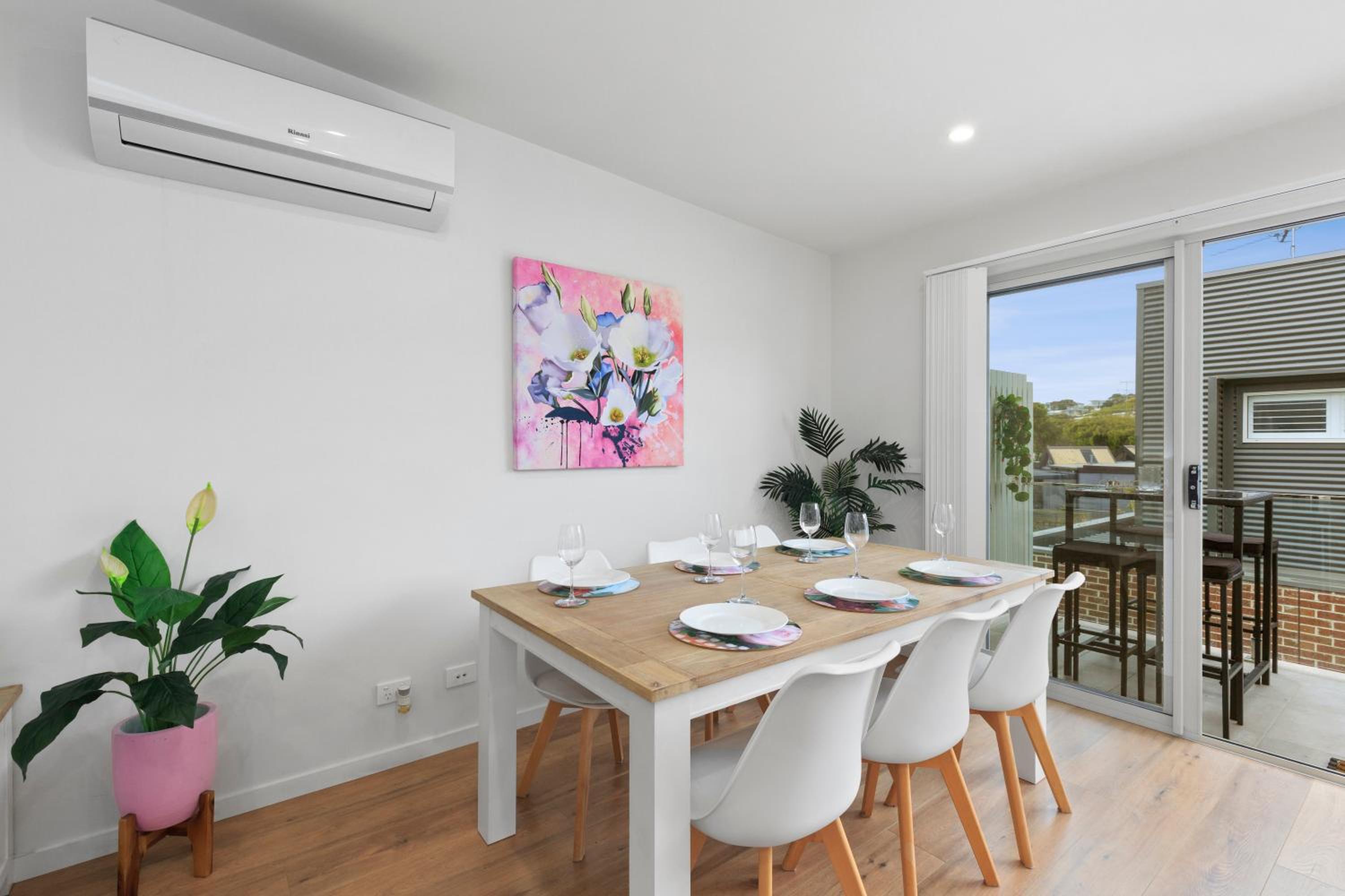 Kismet 3 bedroom luxury townhouse secure back yard walk to the beach and shops Family friendly Double garage parking WIFI