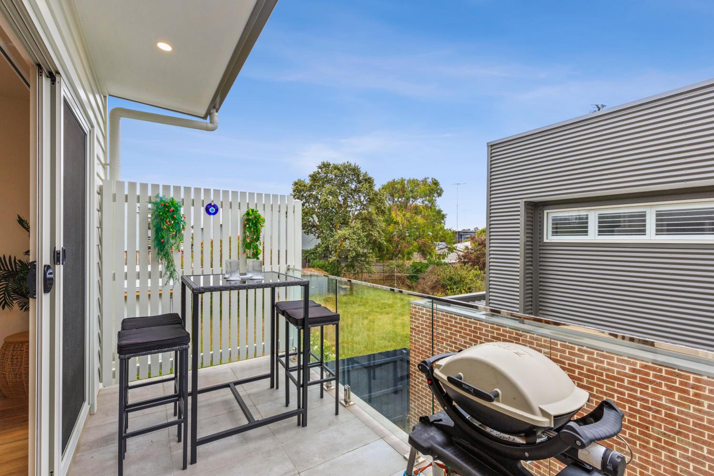 Kismet 3 bedroom luxury townhouse secure back yard walk to the beach and shops Family friendly Double garage parking WIFI