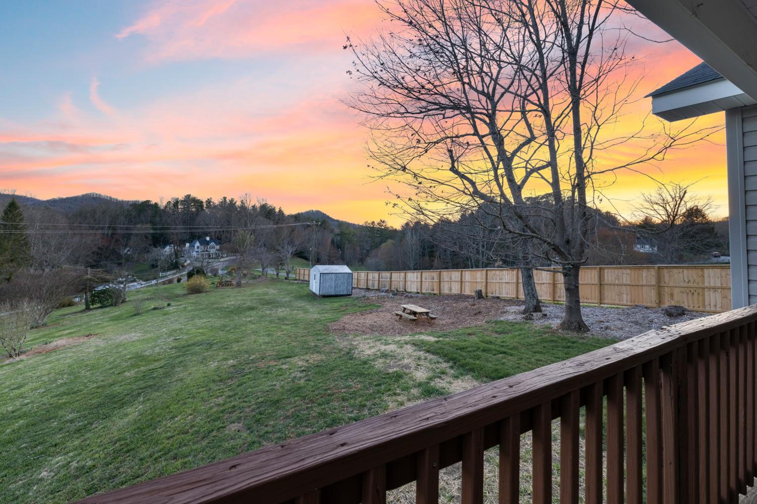 Little Pisgah Sunrise by AvantStay Mountain View