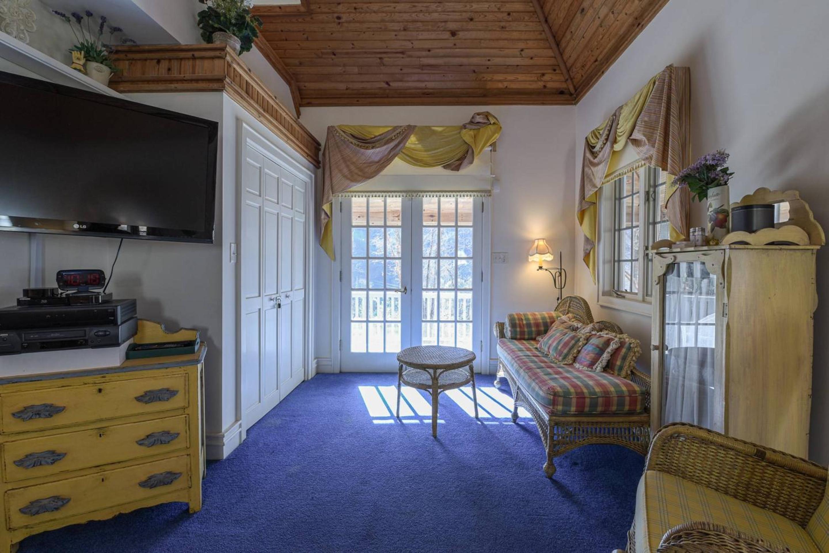 MainGuest House Private Pond Views Large Yard 20mins to Heart of Asheville