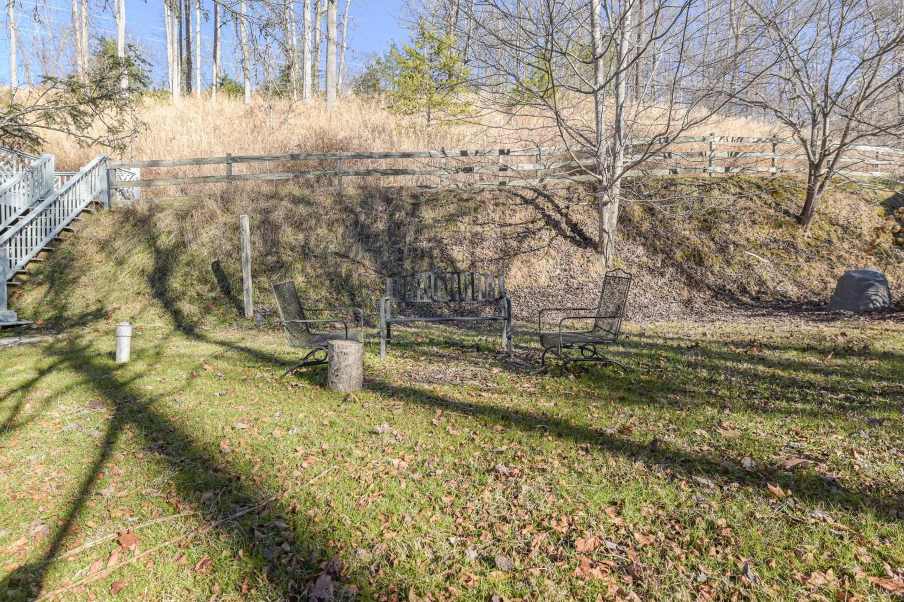 MainGuest House Private Pond Views Large Yard 20mins to Heart of Asheville