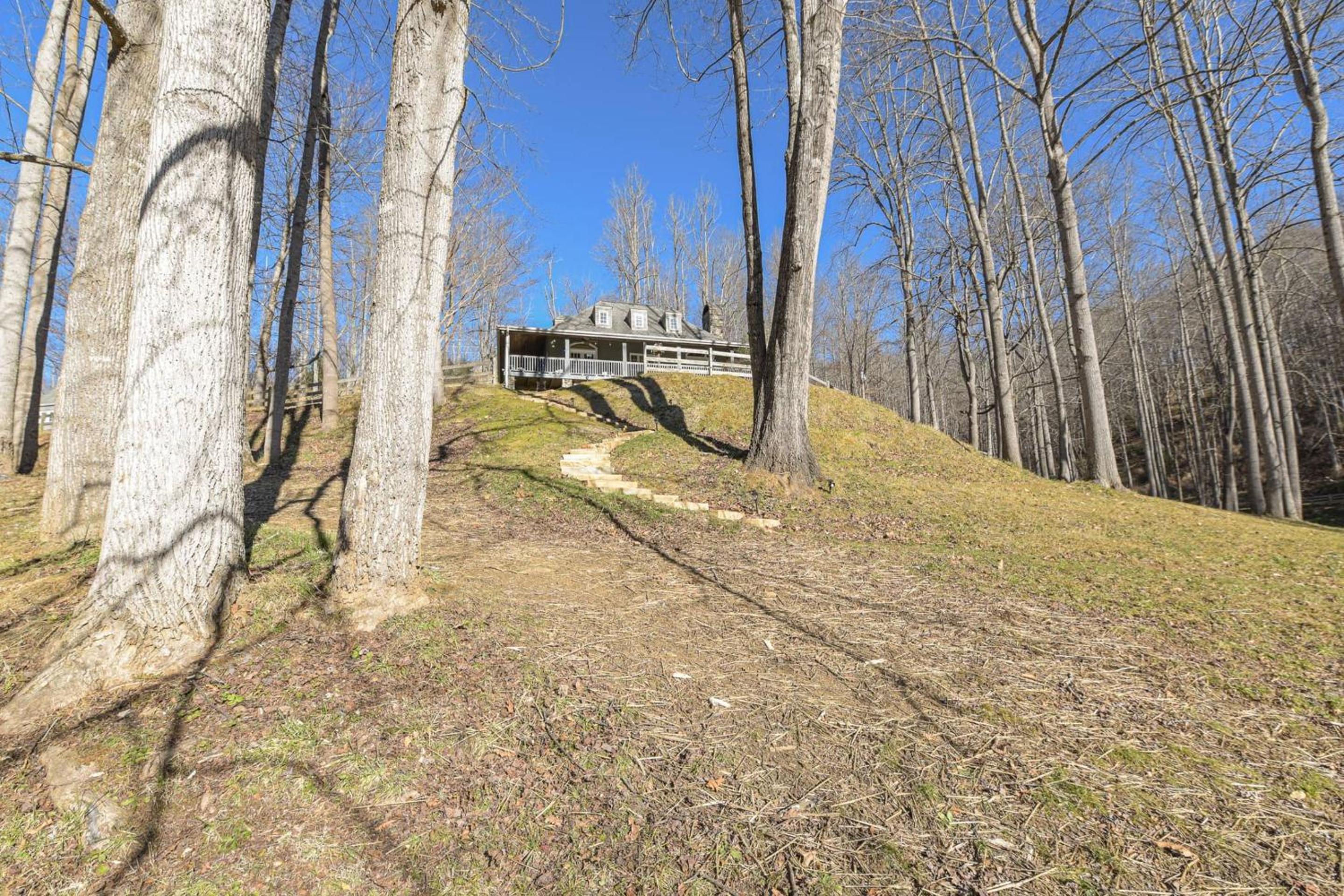 MainGuest House Private Pond Views Large Yard 20mins to Heart of Asheville