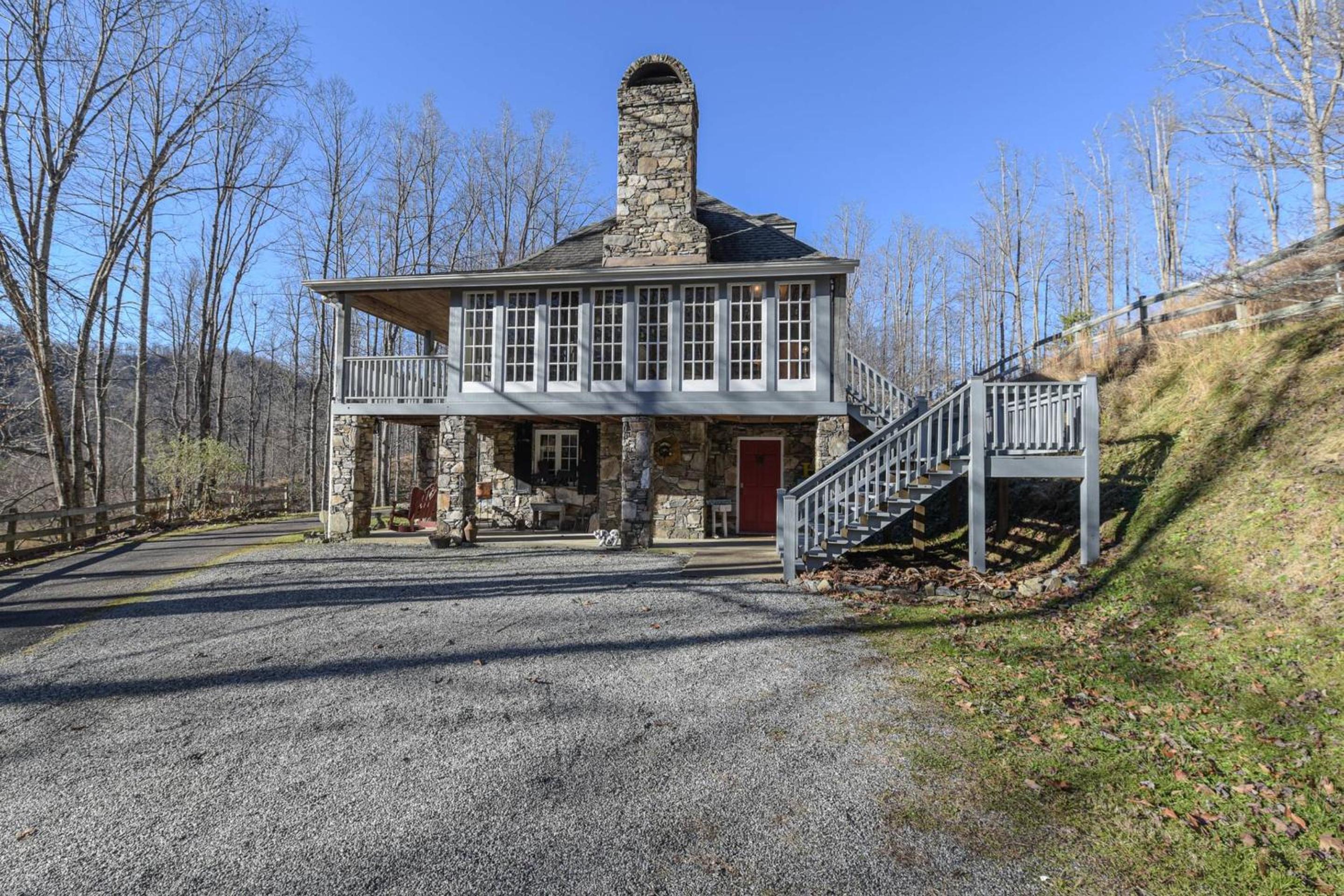 MainGuest House Private Pond Views Large Yard 20mins to Heart of Asheville