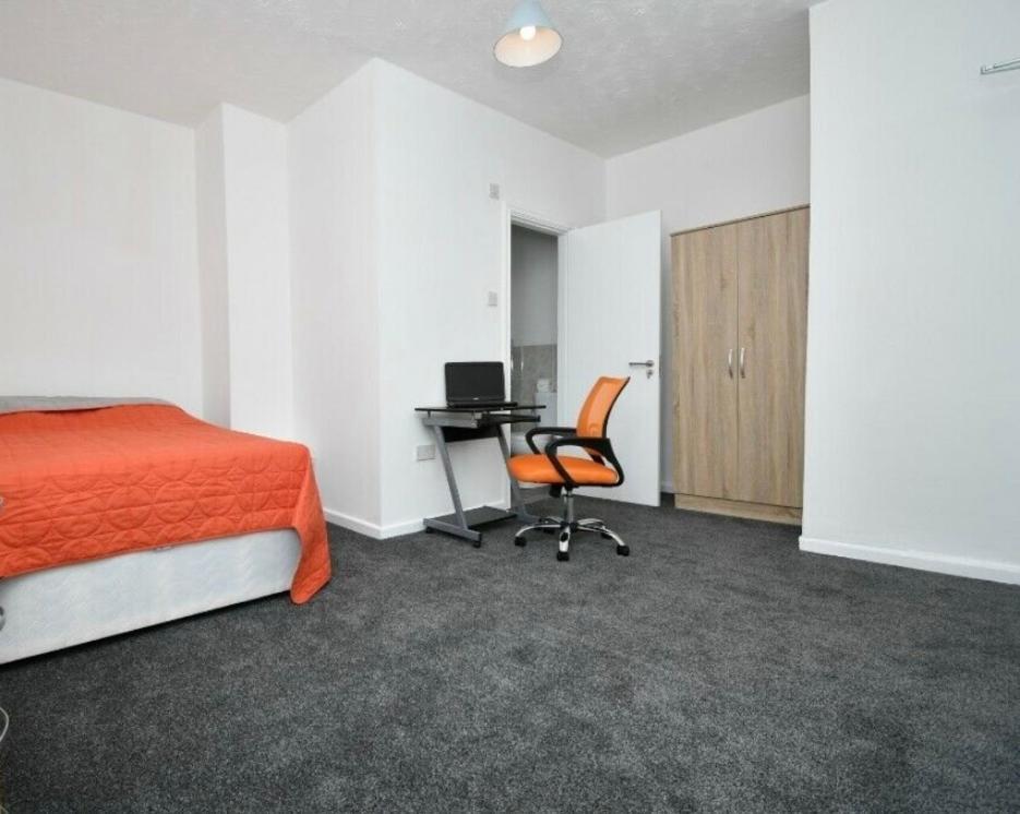 london holiday home with free parking