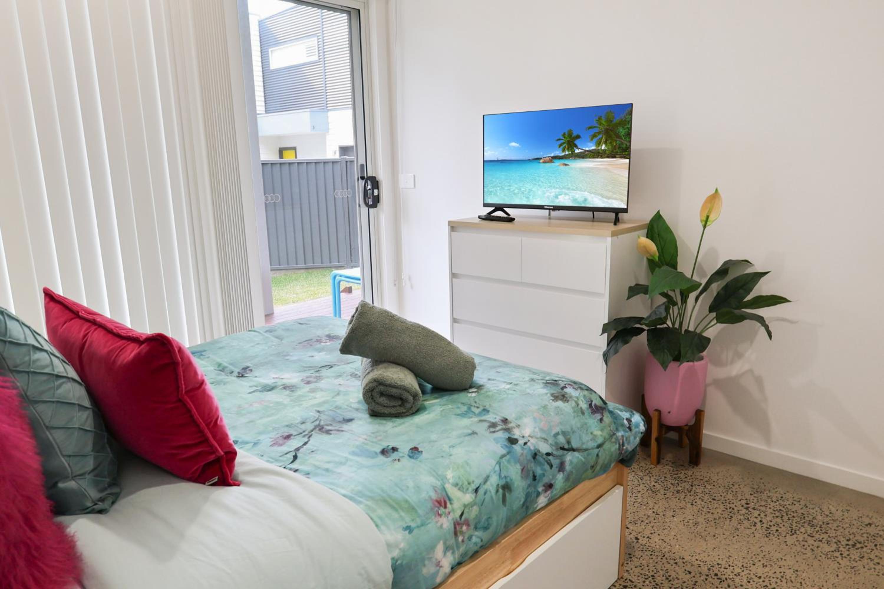 Kismet 3 bedroom luxury townhouse secure back yard walk to the beach and shops Family friendly Double garage parking WIFI