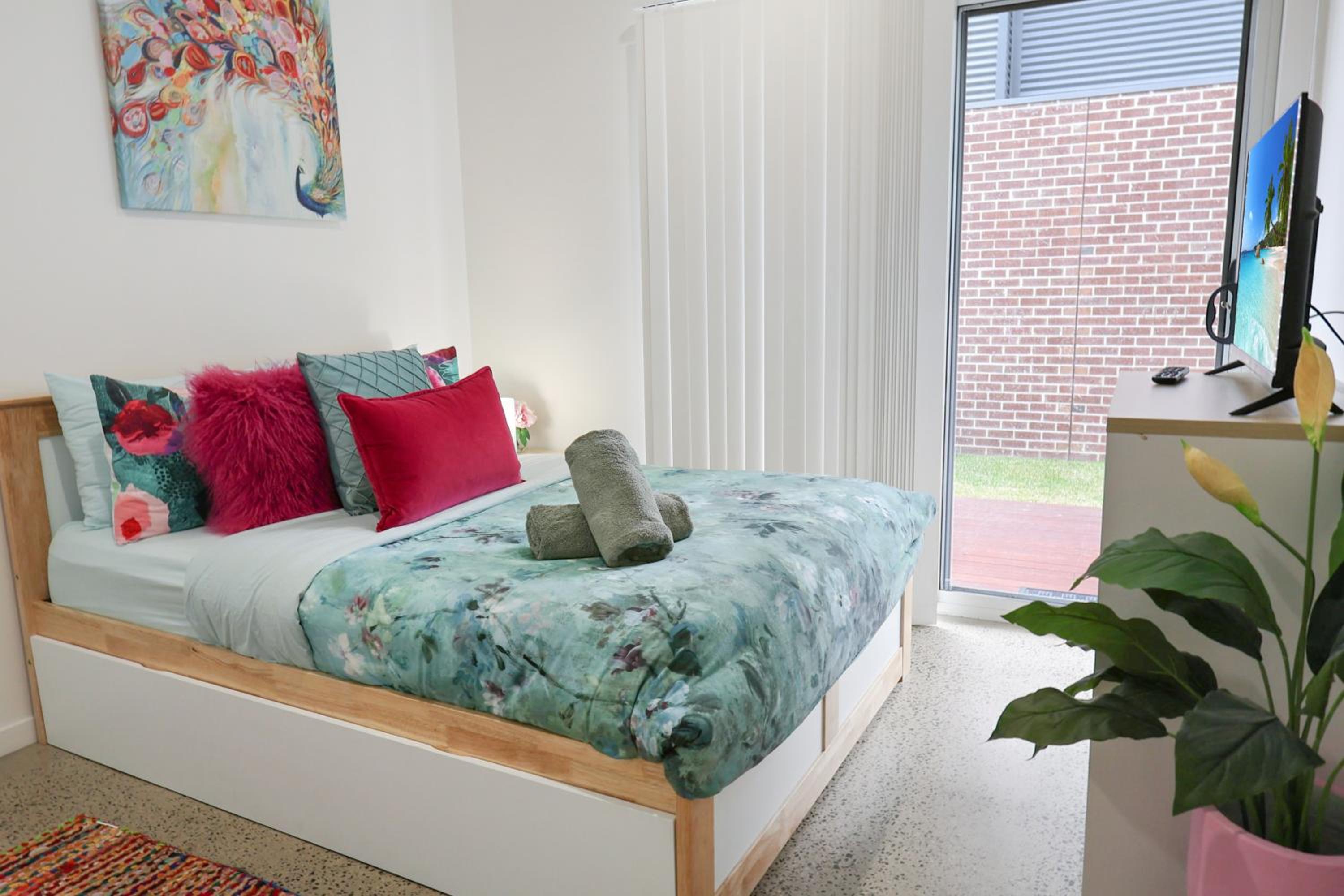 Kismet 3 bedroom luxury townhouse secure back yard walk to the beach and shops Family friendly Double garage parking WIFI