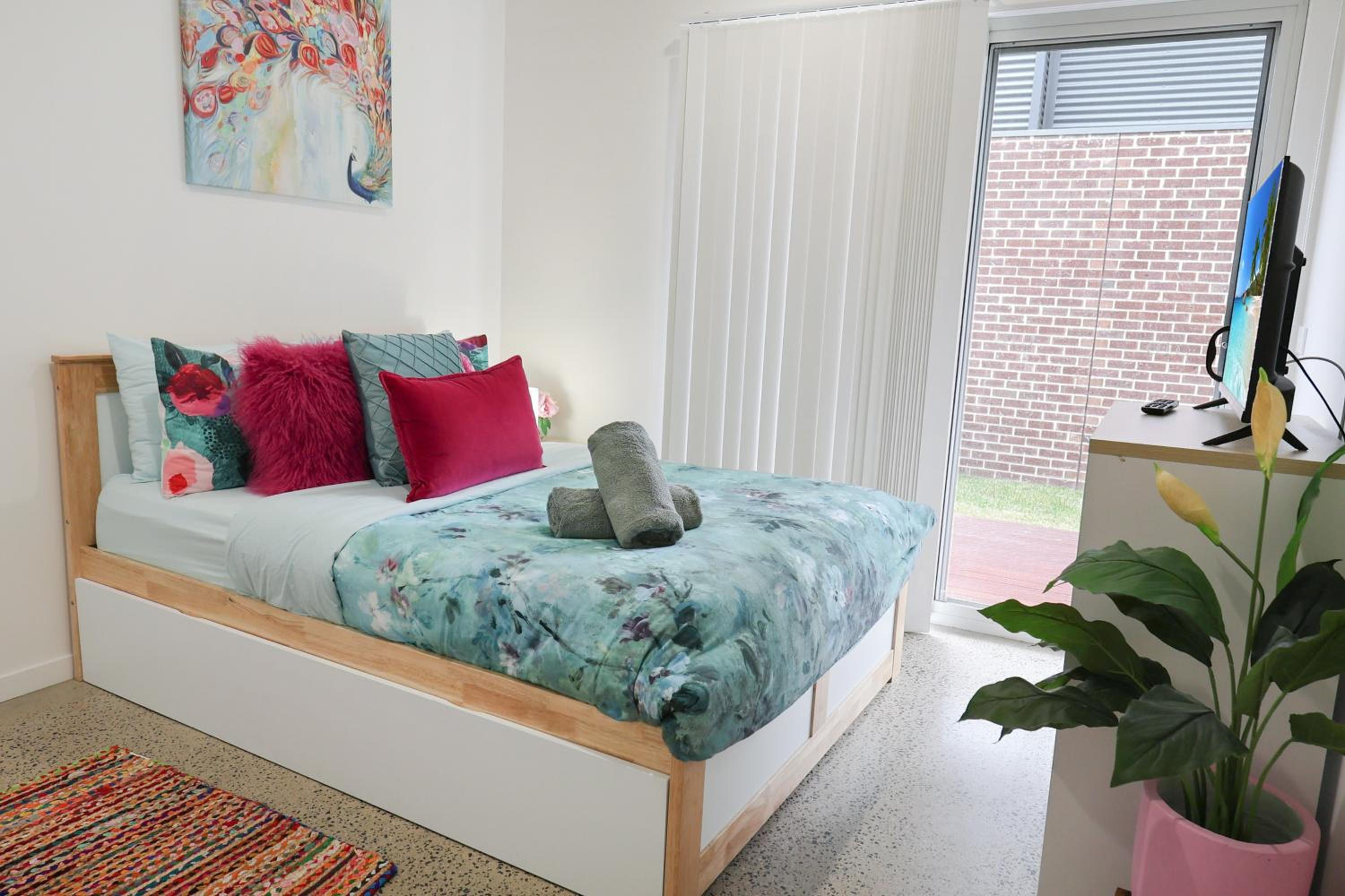Kismet 3 bedroom luxury townhouse secure back yard walk to the beach and shops Family friendly Double garage parking WIFI