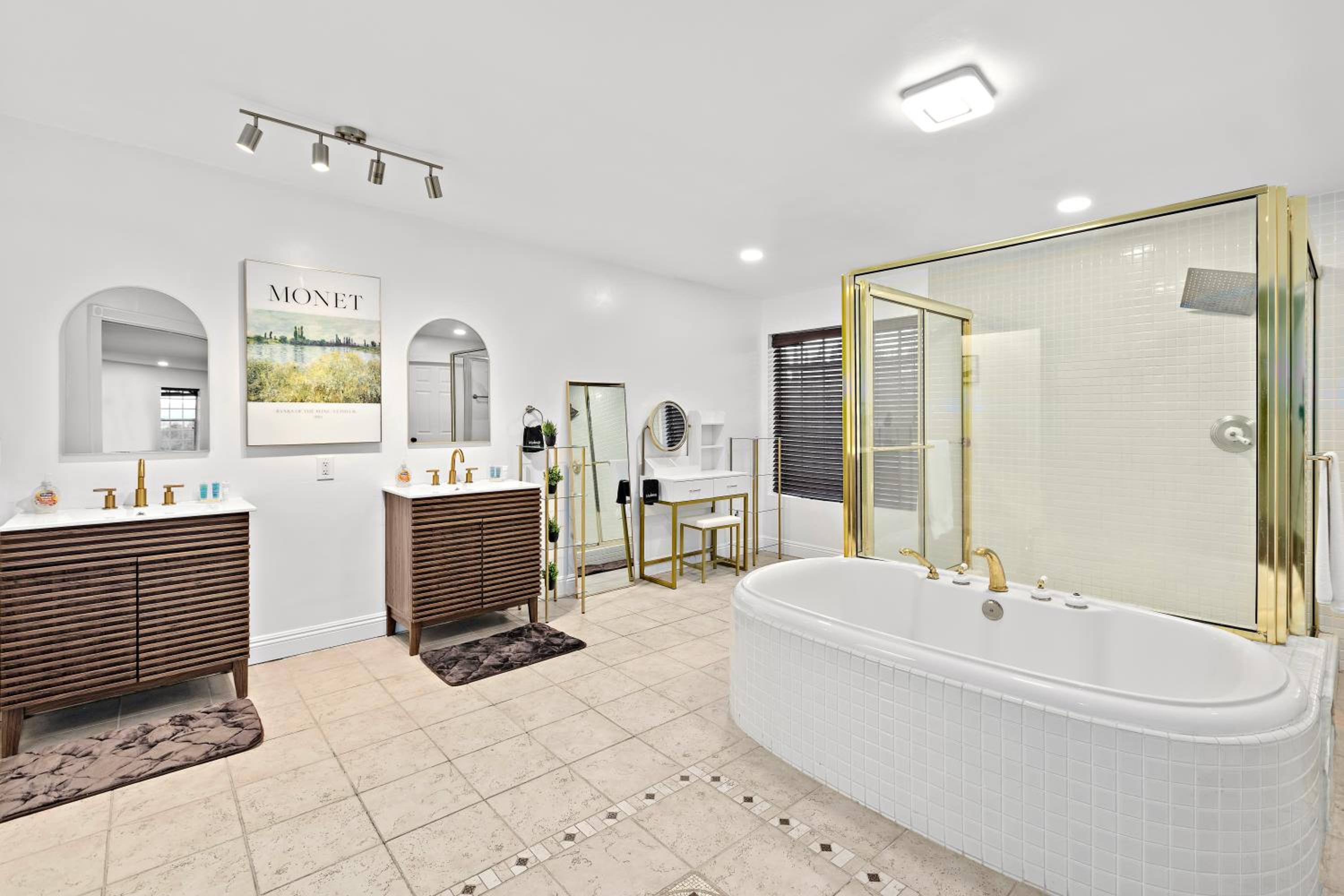Villa Oasis: Unrivaled Views & Endless Space