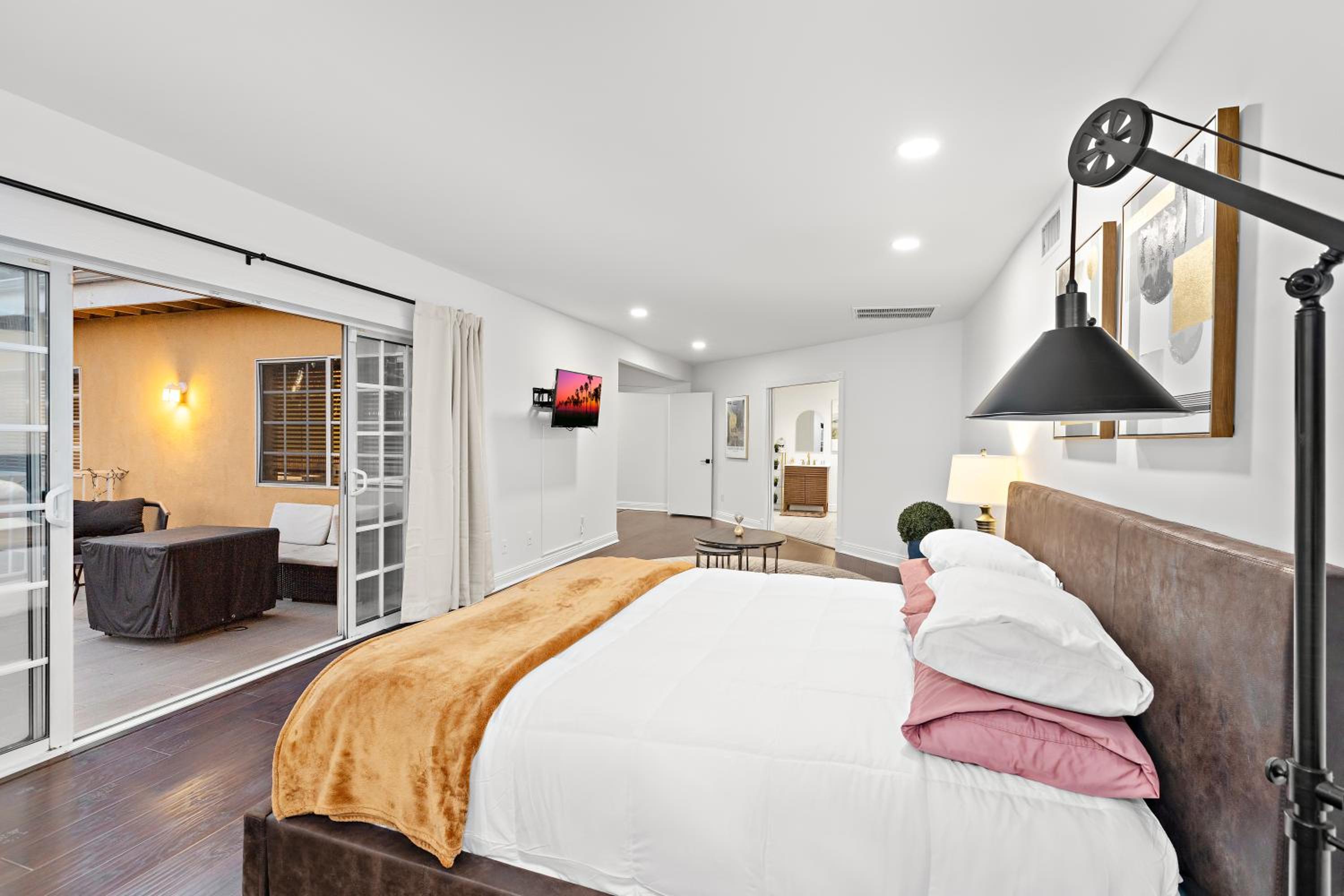 Villa Oasis: Unrivaled Views & Endless Space