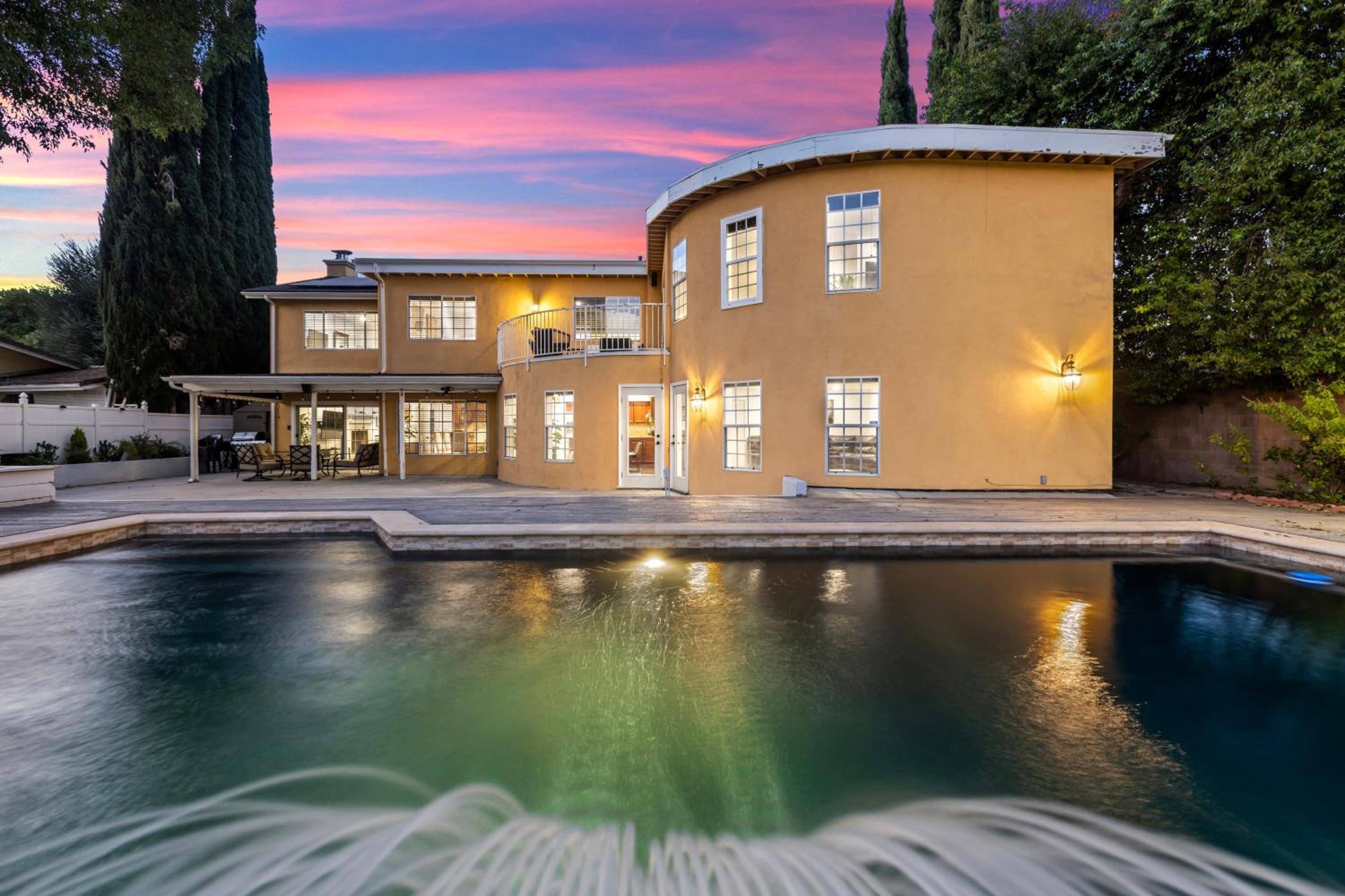 Villa Oasis: Unrivaled Views & Endless Space