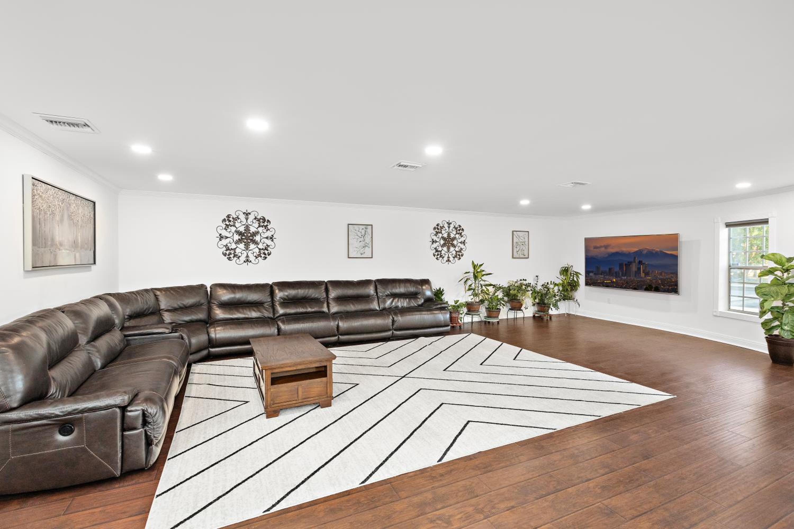 Villa Oasis: Unrivaled Views & Endless Space