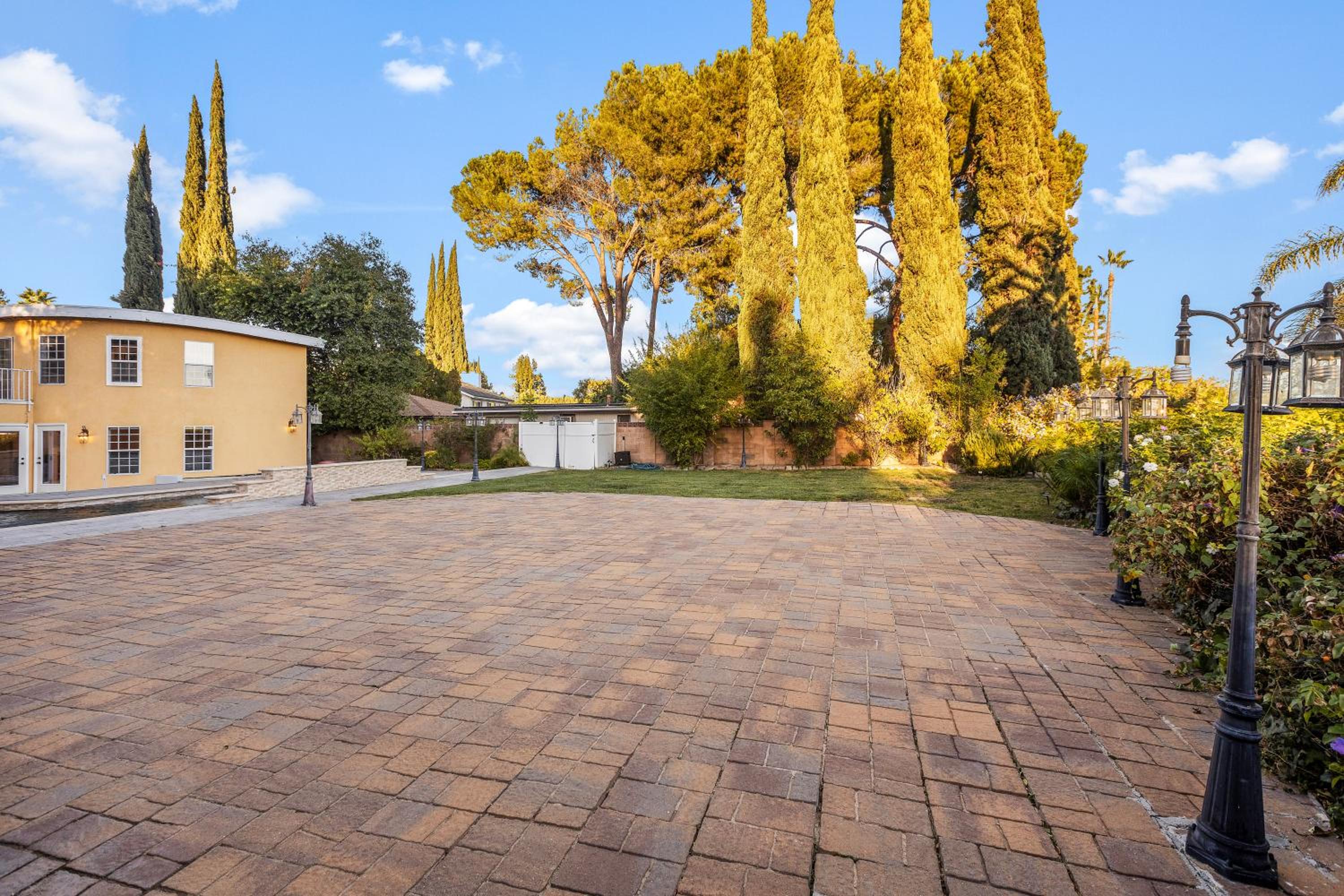 Villa Oasis: Unrivaled Views & Endless Space