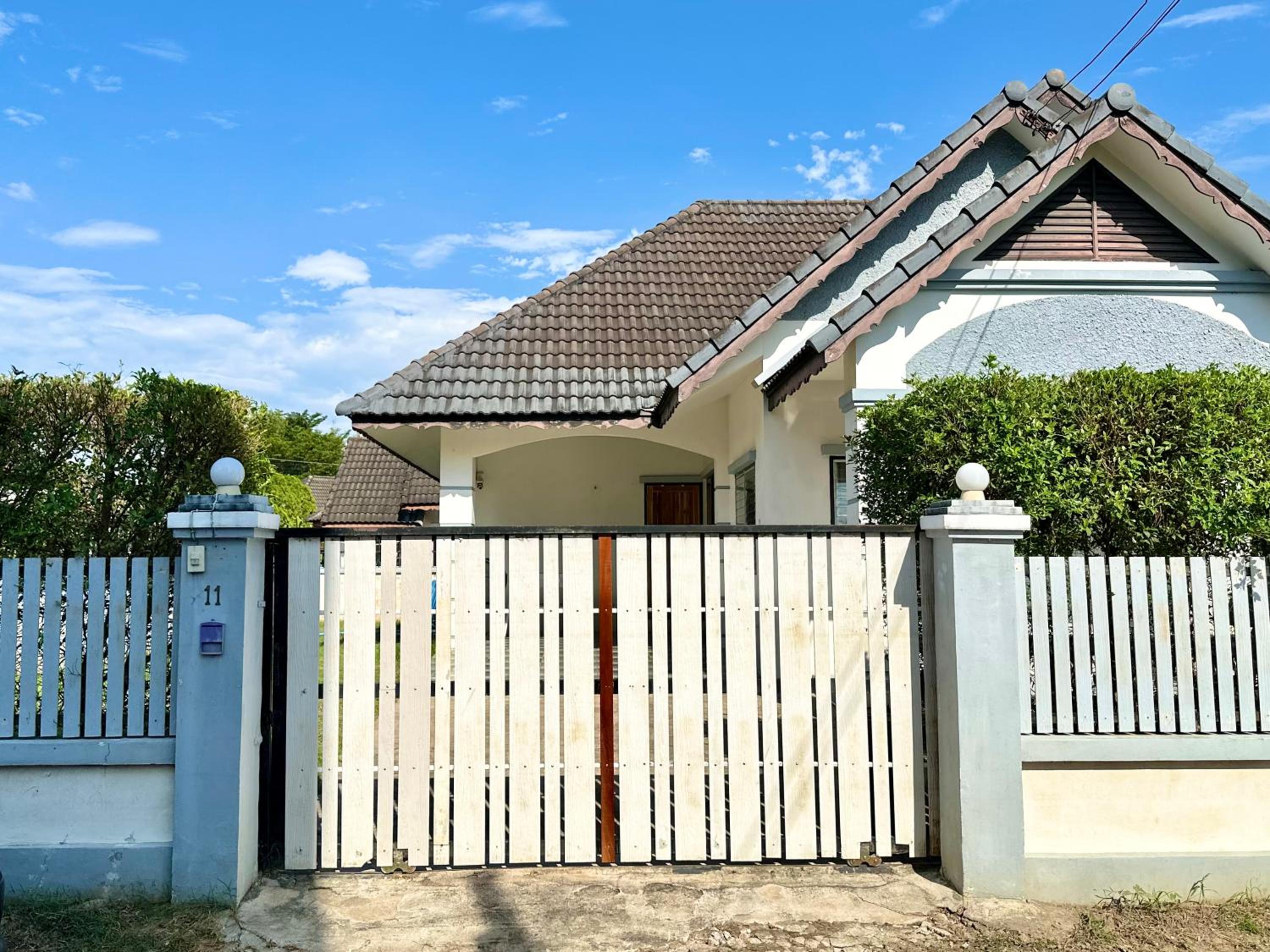 Cozy 3 BR house & green lawn near Airport & Old town view 5