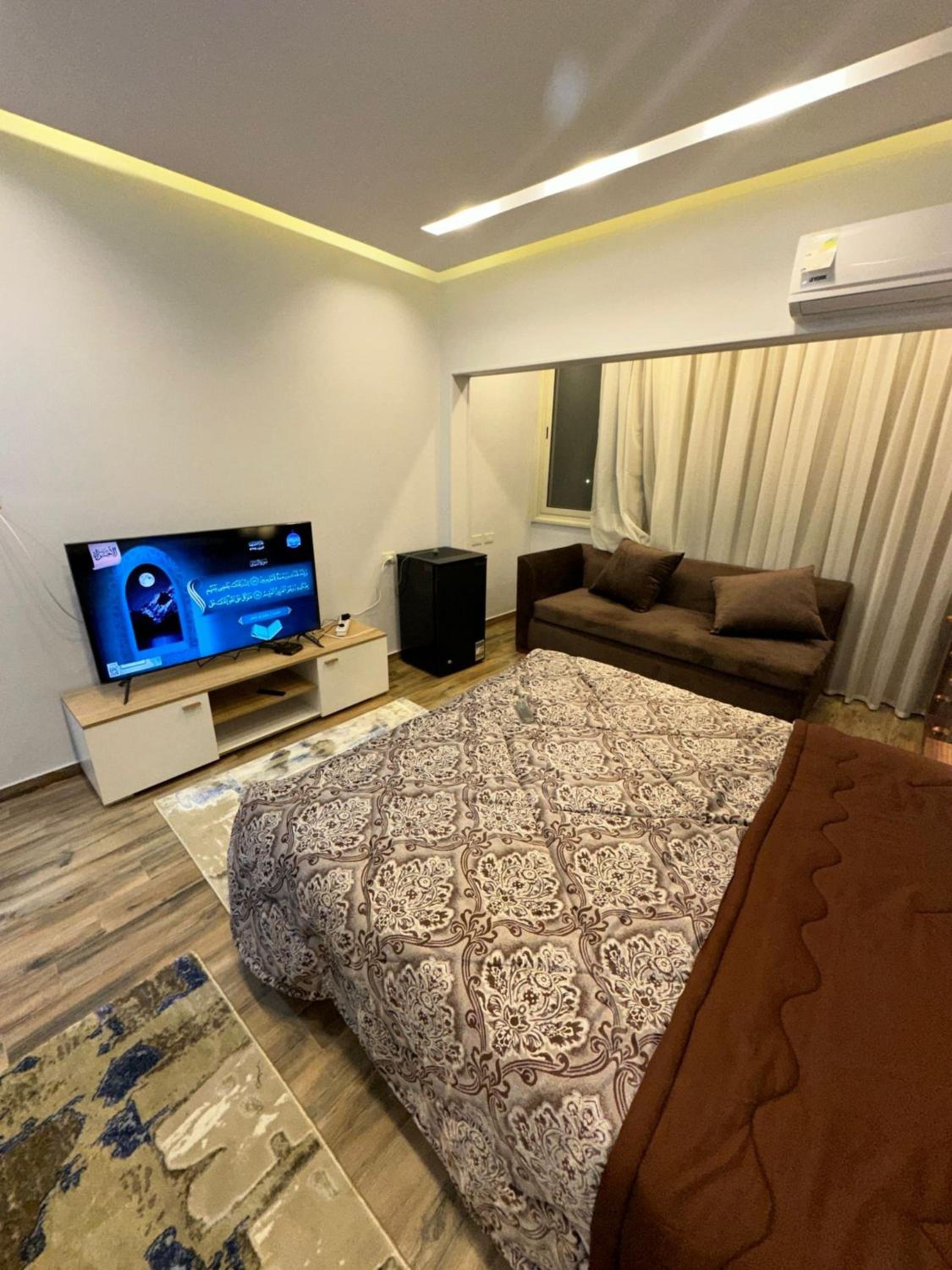 Well-furnished 2BR Apartment in Sphinx Square El Agouza