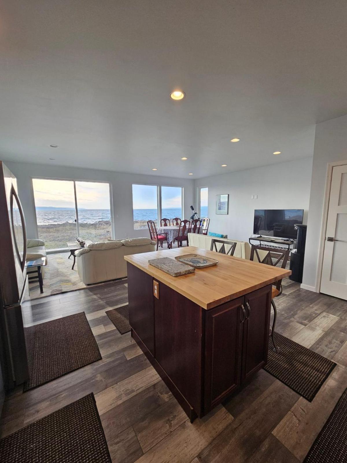 Modern Beachfront Stay at the Admiralty Retreat view 3
