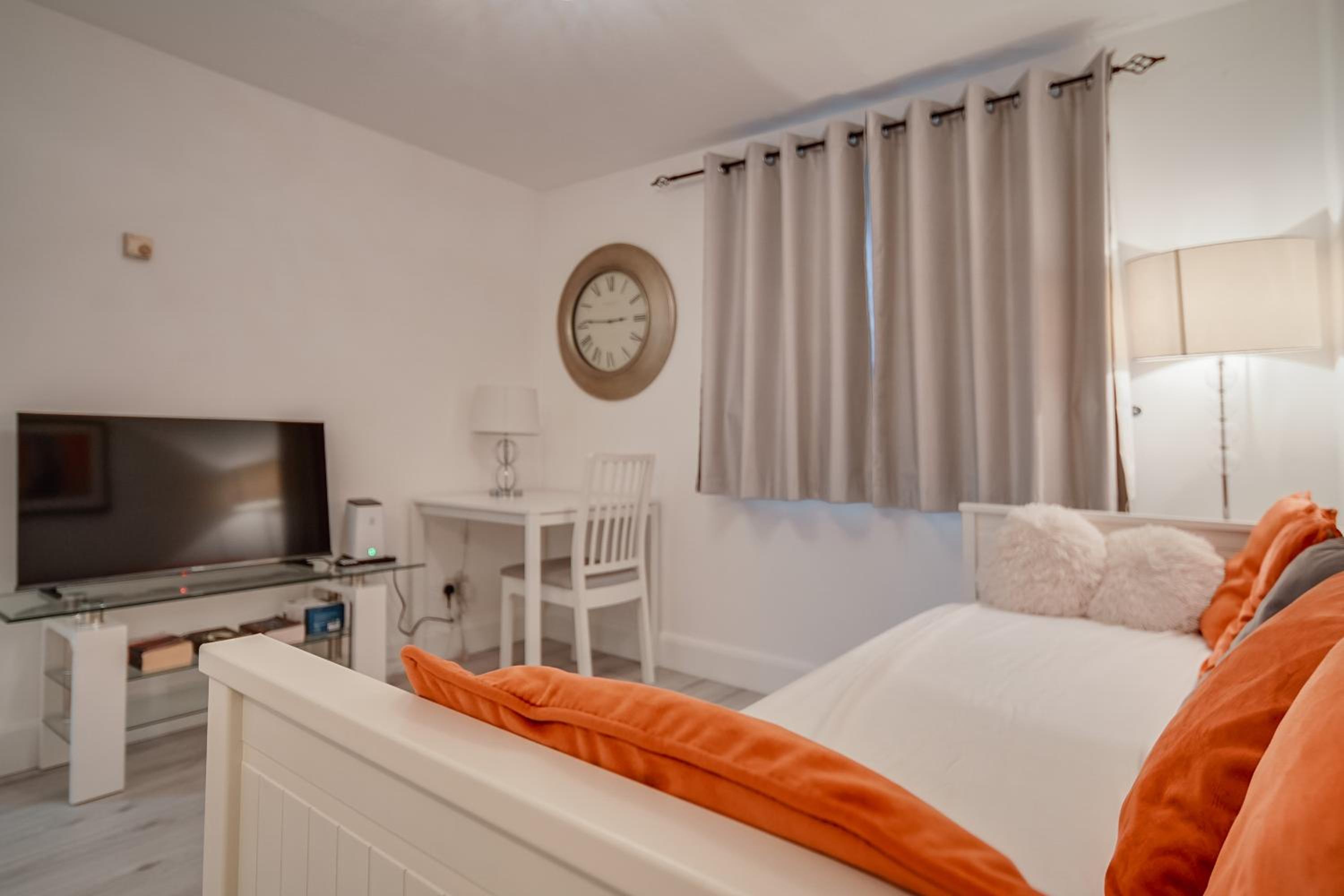 Lara's Place in Canada water - 1 Double Bed, 1 Sofa Bed
