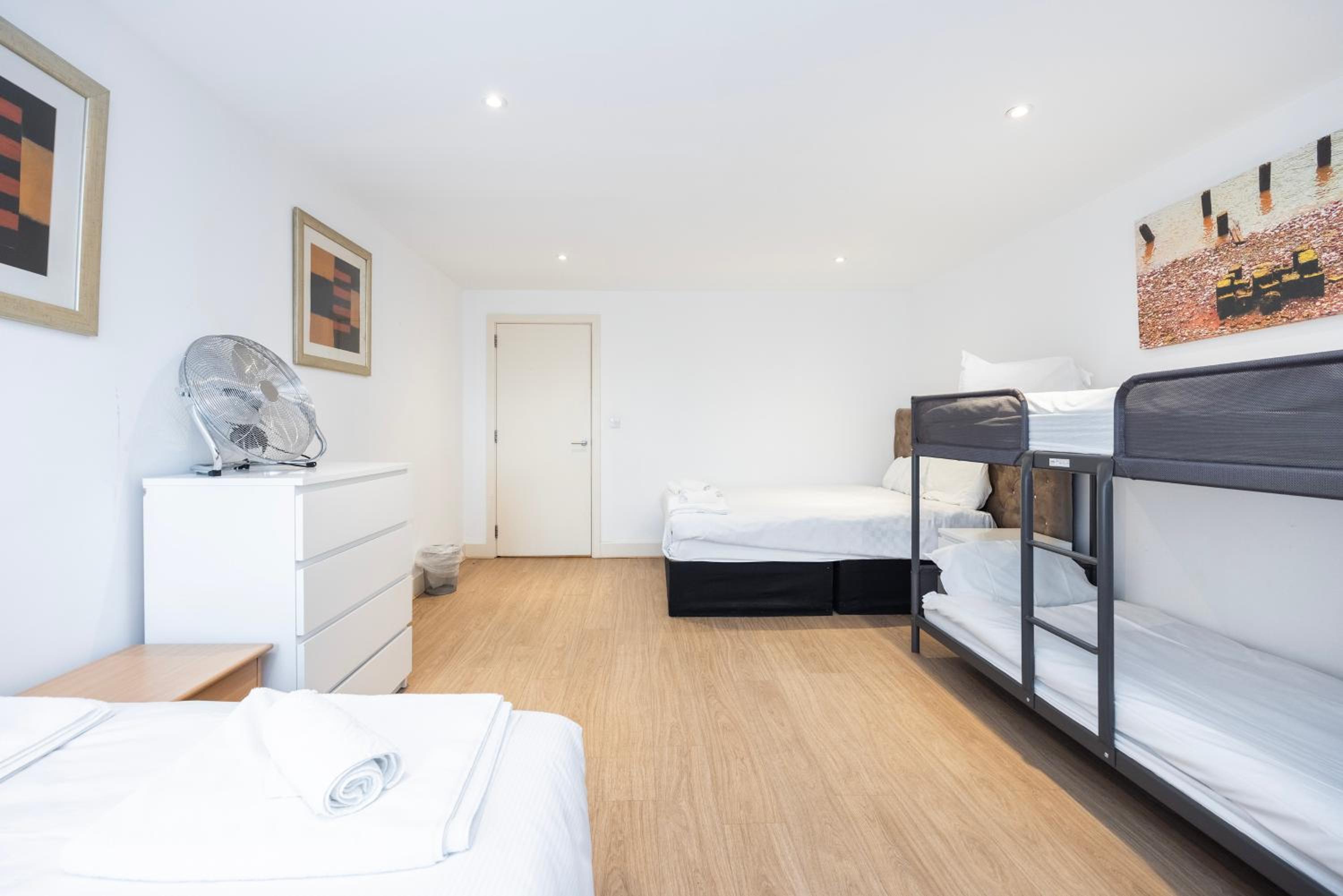 Heads on Bed -Canary Wharf Docklands Apartments for the Larger Groups view 5