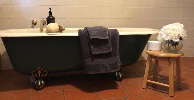 CLAYFIELD HOMESTEAD - rustic country accommodation