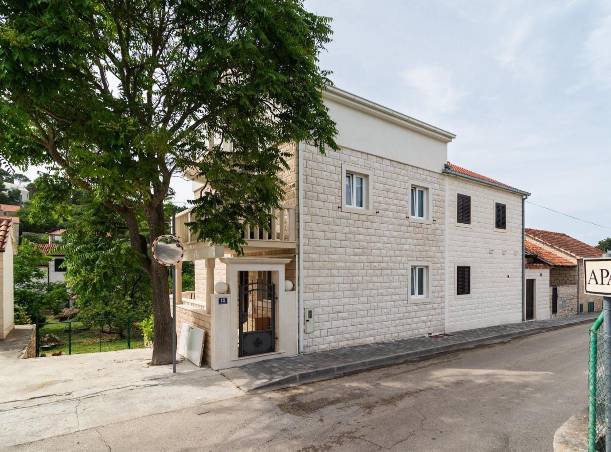 Elegant Sutivan Apartments with Balcony
