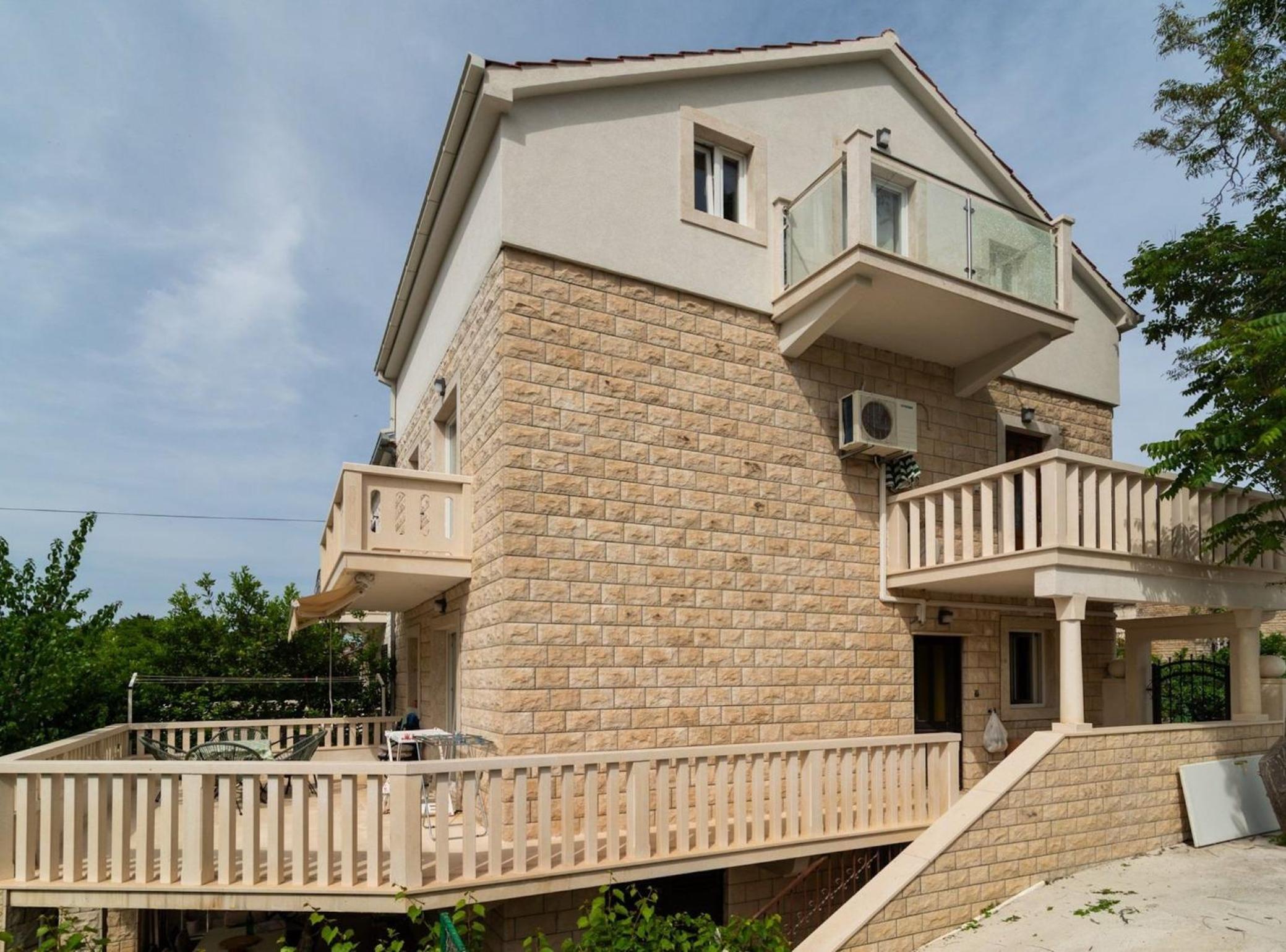 Elegant Sutivan Apartments with Balcony
