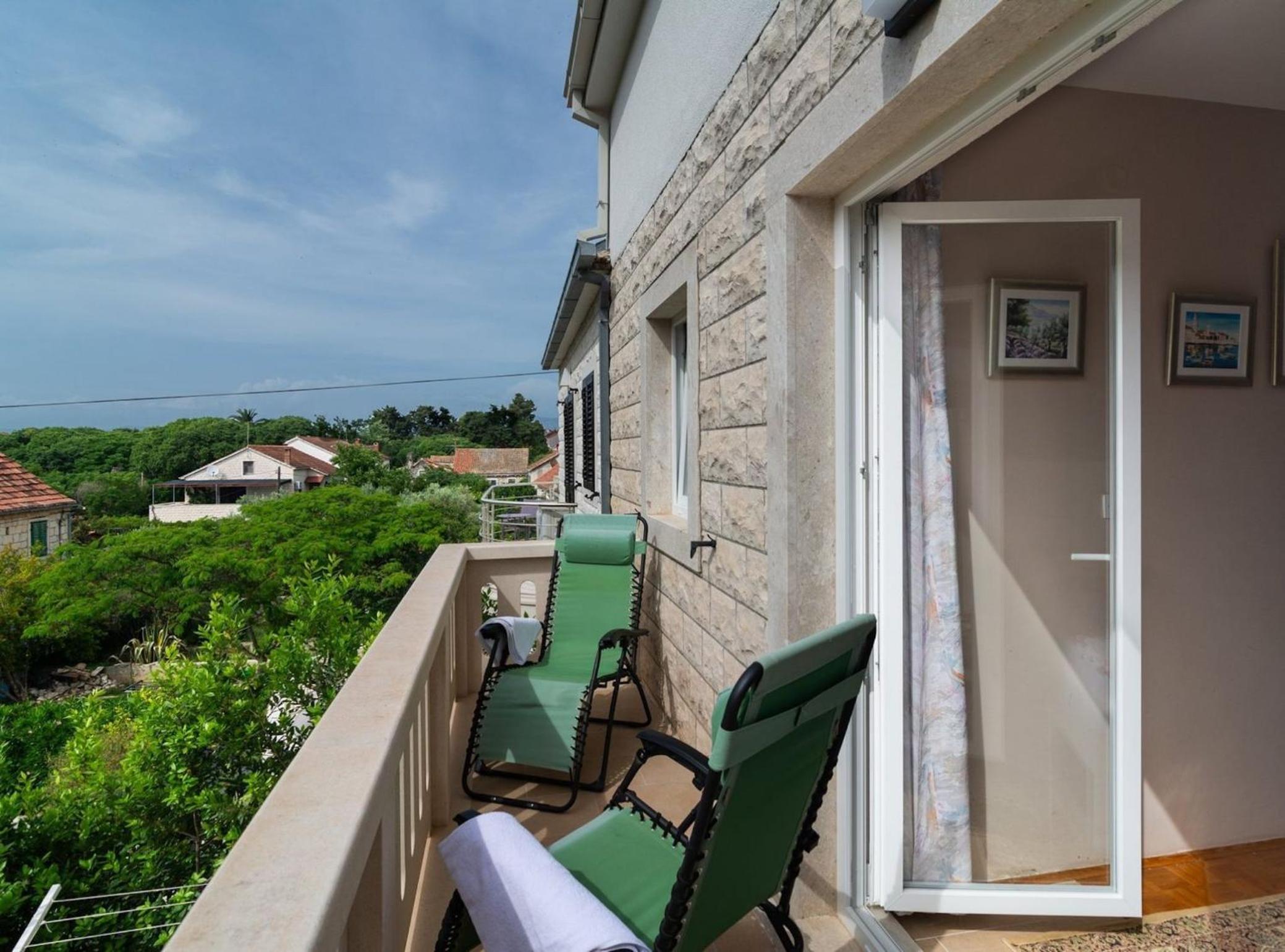 Elegant Sutivan Apartments with Balcony