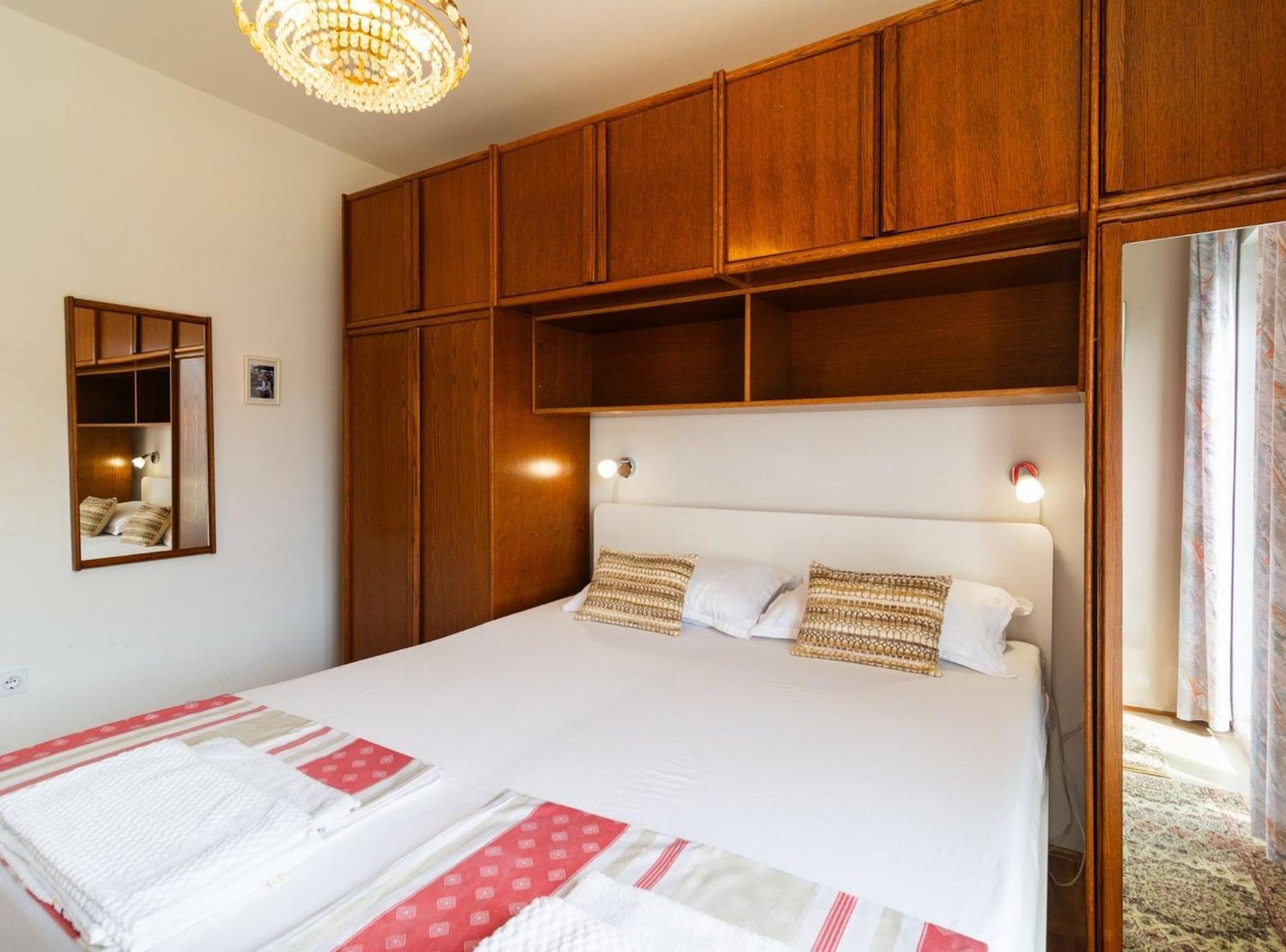 Elegant Sutivan Apartments with Balcony