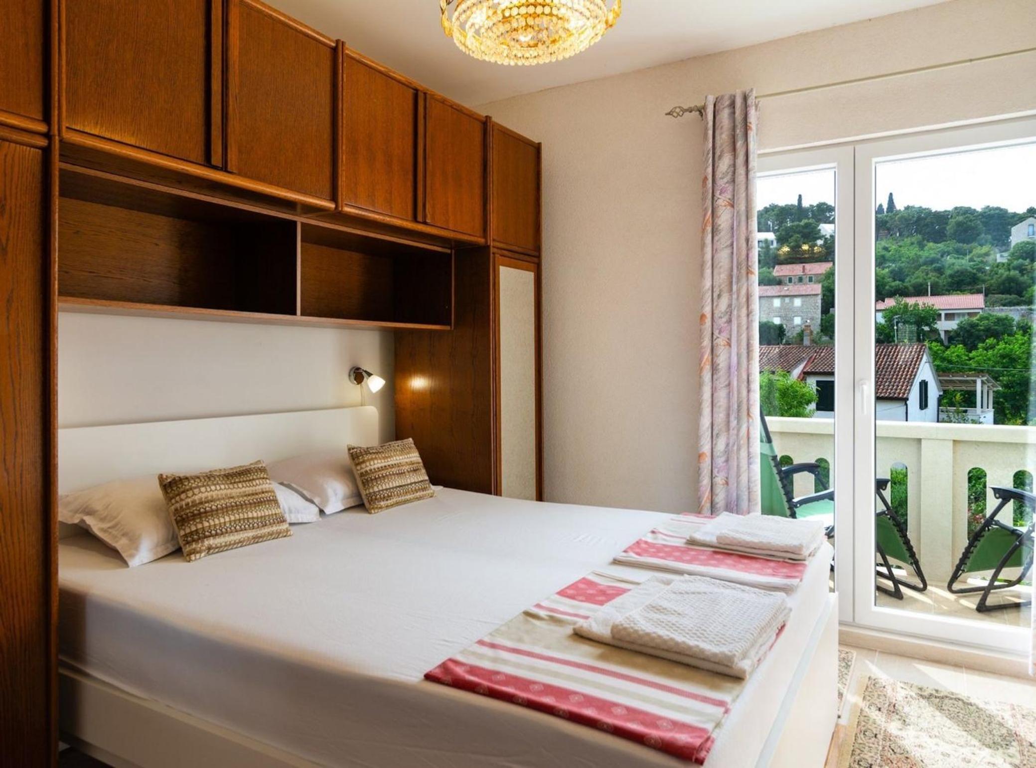 Elegant Sutivan Apartments with Balcony
