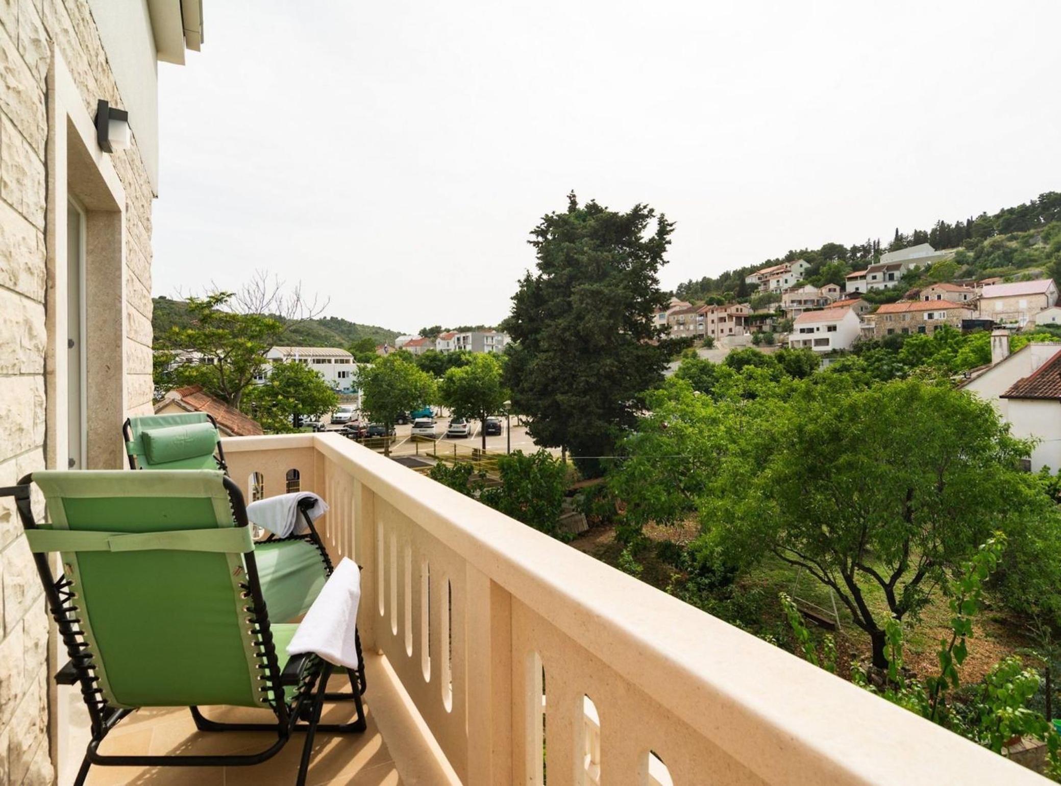 Elegant Sutivan Apartments with Balcony