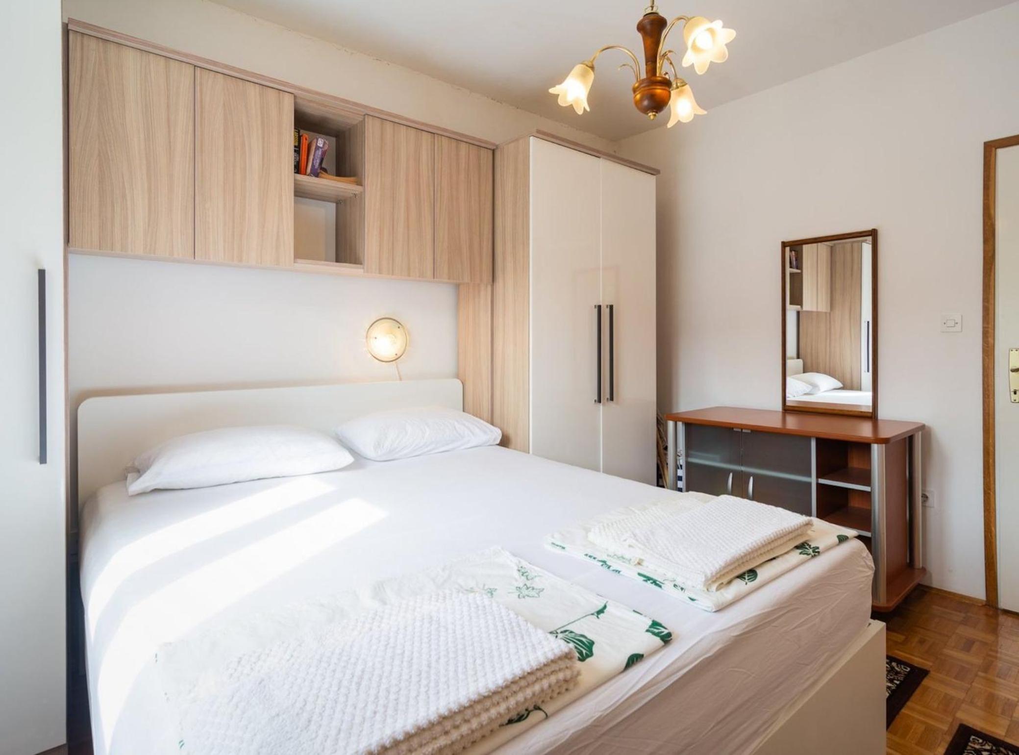 Elegant Sutivan Apartments with Balcony